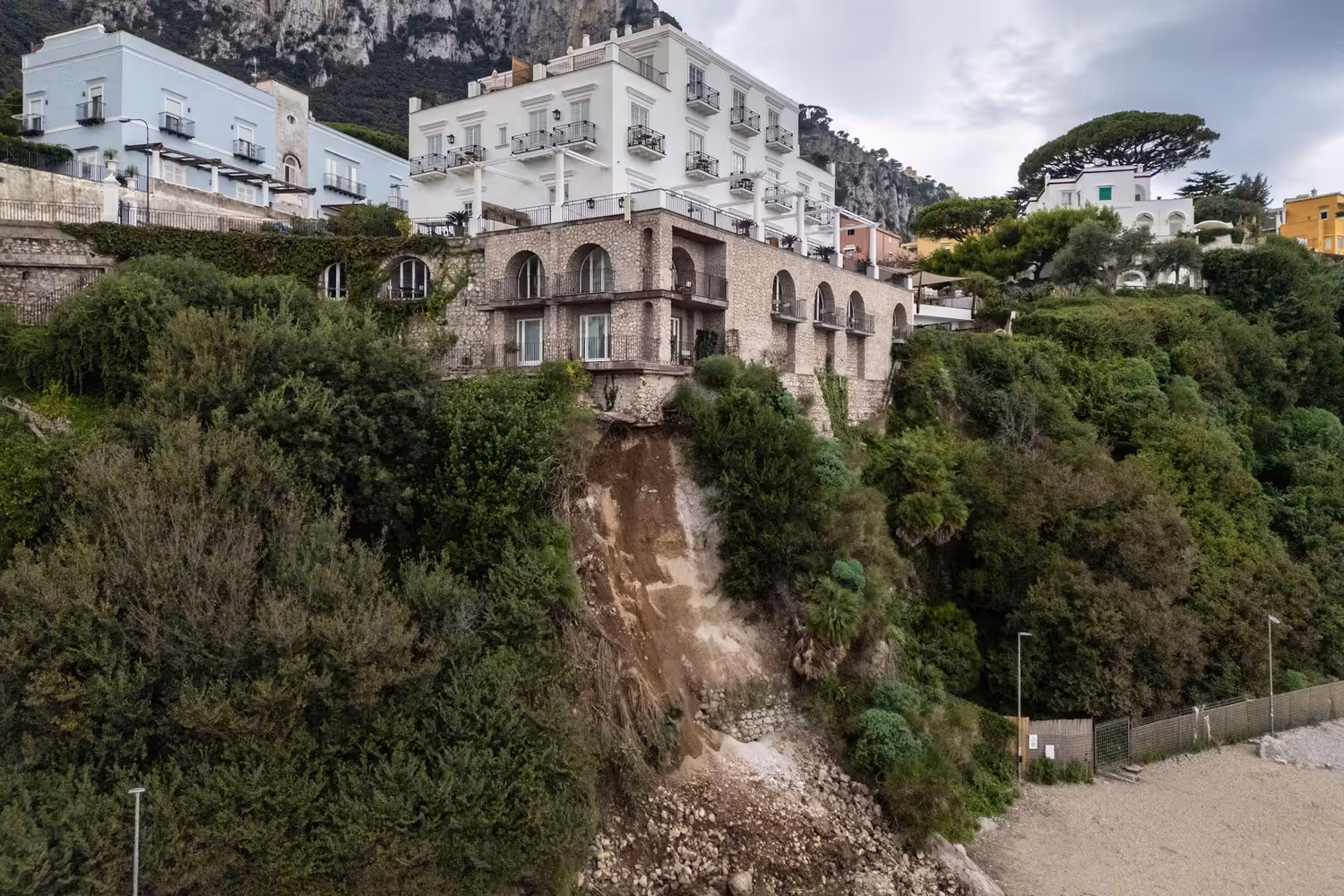 Ein Erdrutsch nach dem Unwetter bedroht ein Hotel auf der italienischen Ferieninsel Capri.