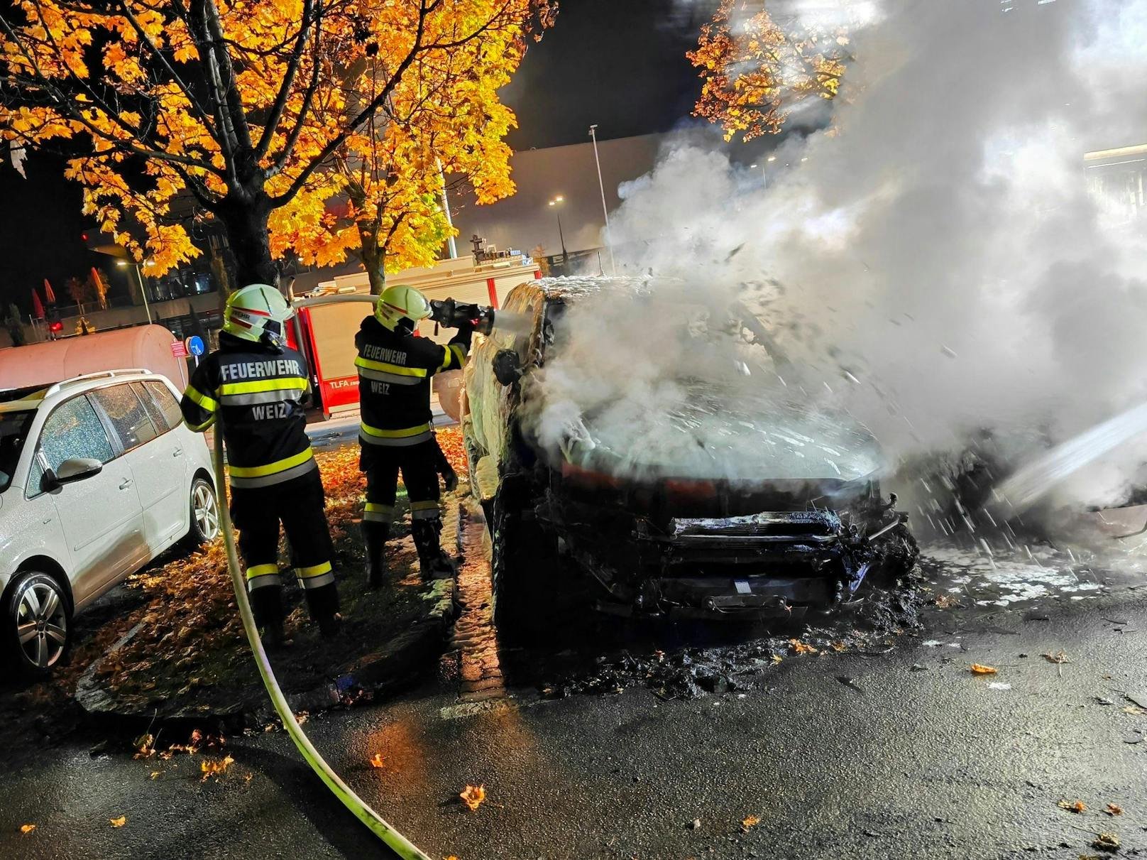 Mit Löschschaum konnte der Brand gestoppt werden. Verletzt wurde zum Glück niemand.