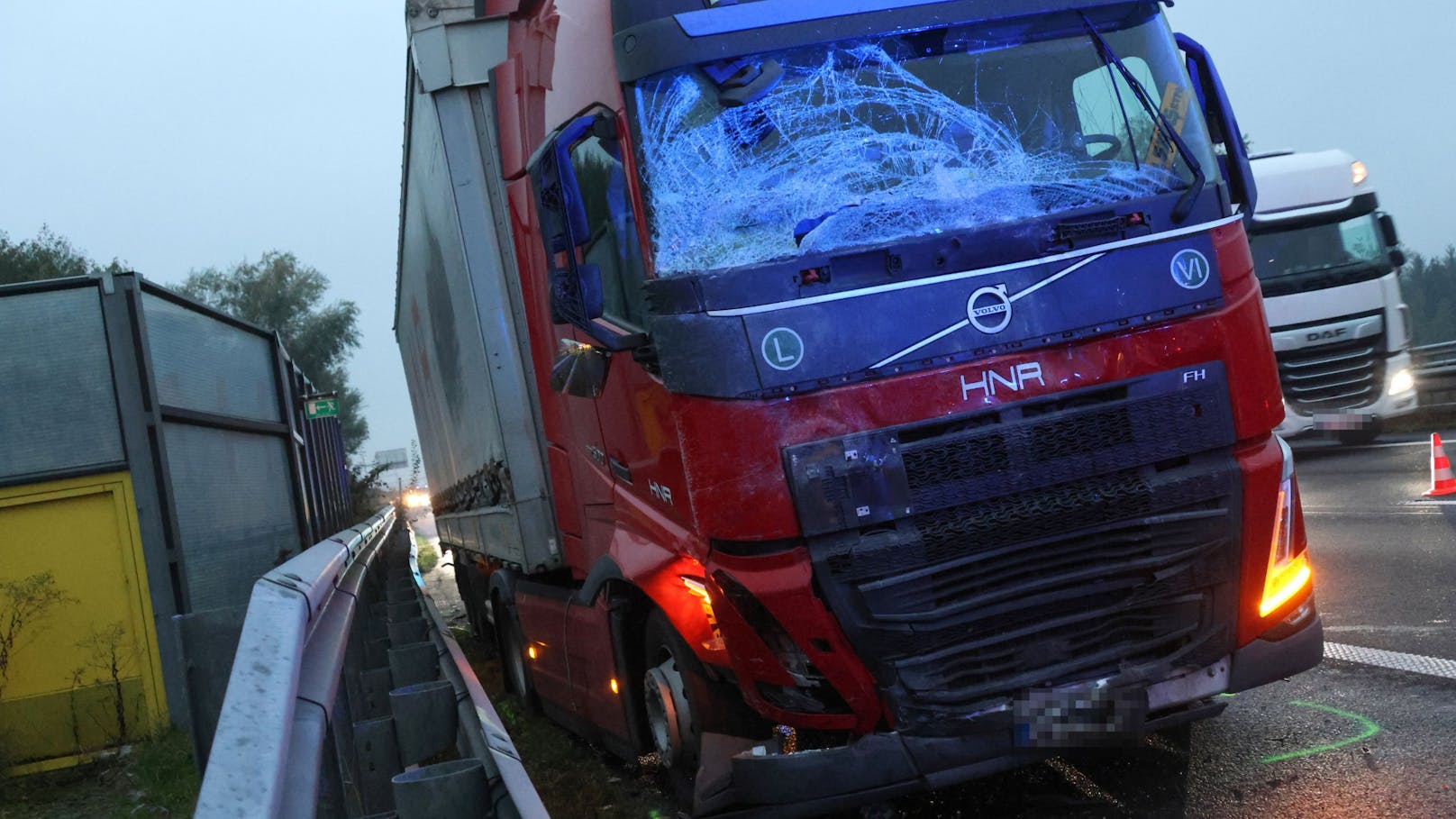 Der Lkw krachte gegen den Kleintransporter.