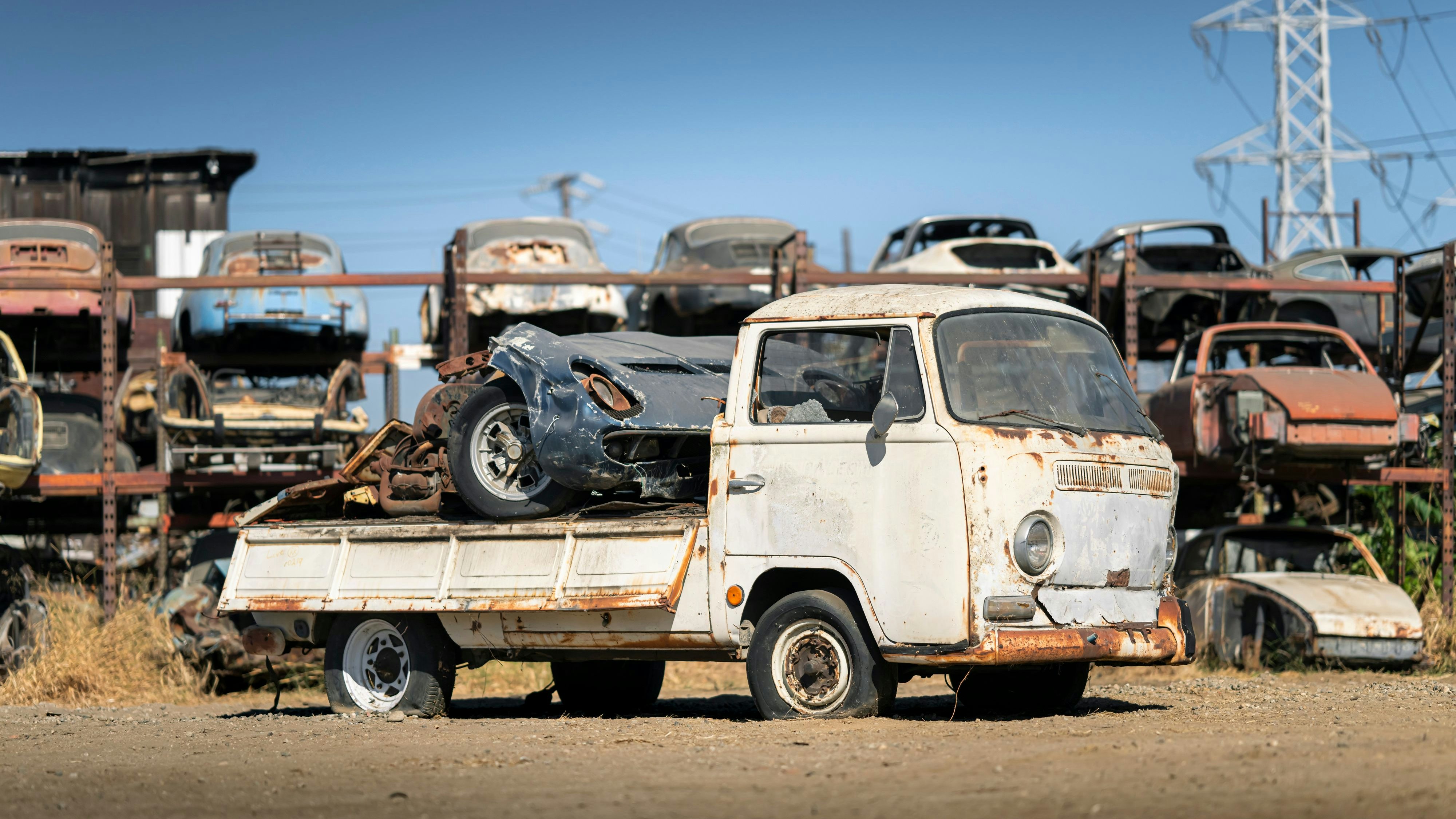 Ein ungleiches Paar: VW Typ 2 Einzelkabine Pickup von 1969 mit dem vorderen Viertel eines Lamborghini Miura P400 von 1968. Beides zusammen erbrachte 56.000 Dollar