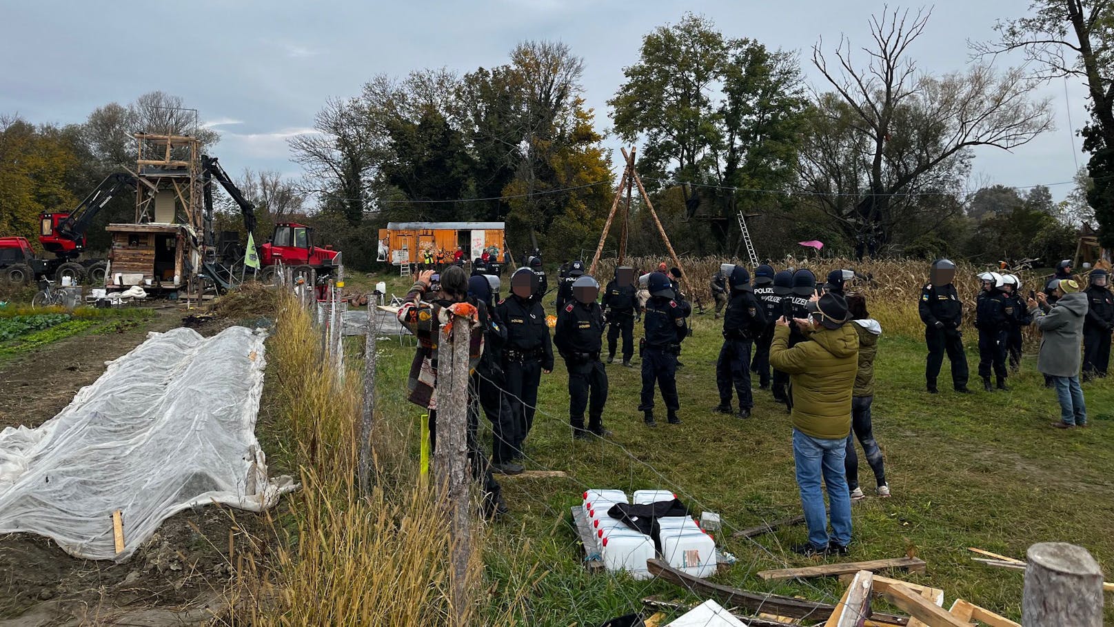 Großeinsatz: Protestcamp in Lichtenwörther Au wird geräumt