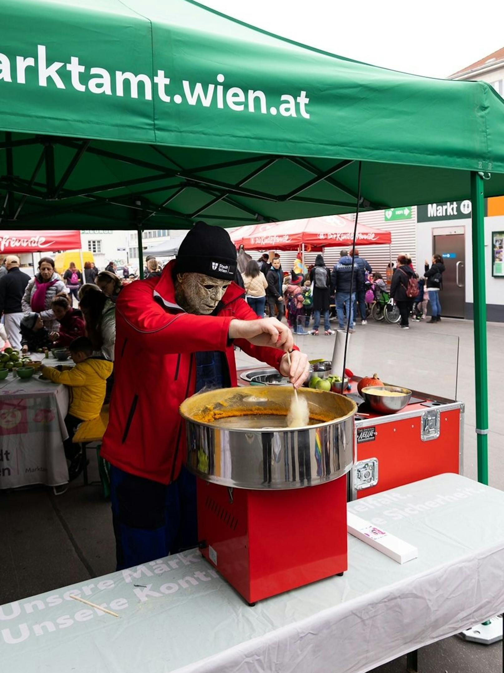 Zuckerwatte und Gratis-Popcorn gibt es beim Stand des Marktamtes