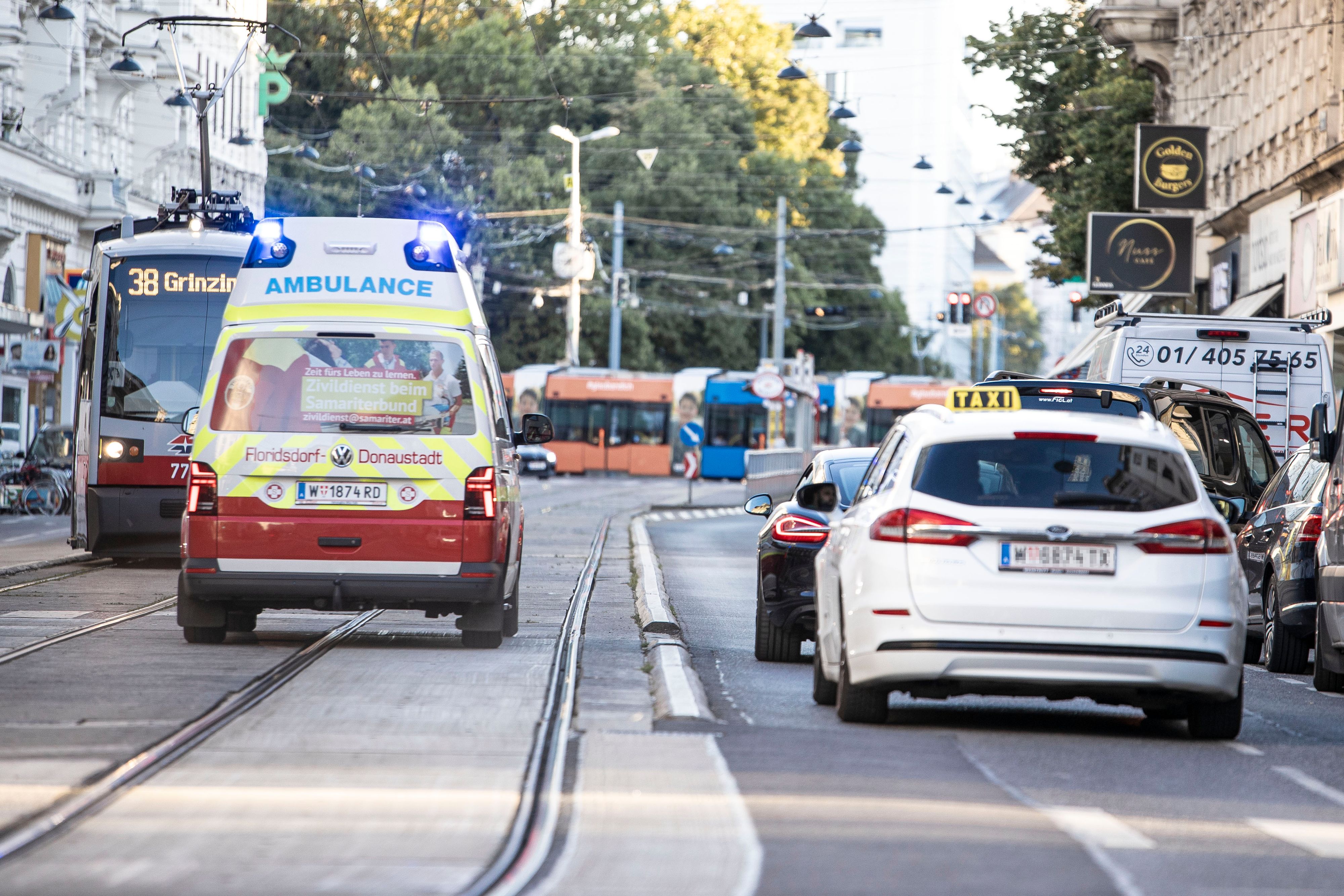Die junge Frau erlitt lebensgefährliche Verletzungen. (Symbolbild)