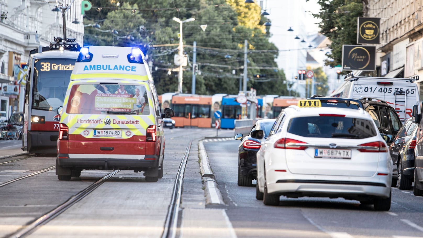 Frau (27) von Bim erfasst – sie kämpft um ihr Leben