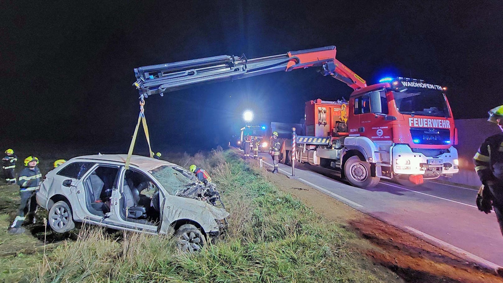 Um 00:43 Uhr wurden die Feuerwehren Dietmanns, Matzles und Waidhofen/Thaya zu einem schweren Verkehrsunfall mit Menschenrettung auf der Landesstraße 60 Höhe Matzles alarmiert. Leider kam für den jungen Lenker jede Hilfe zu spät.