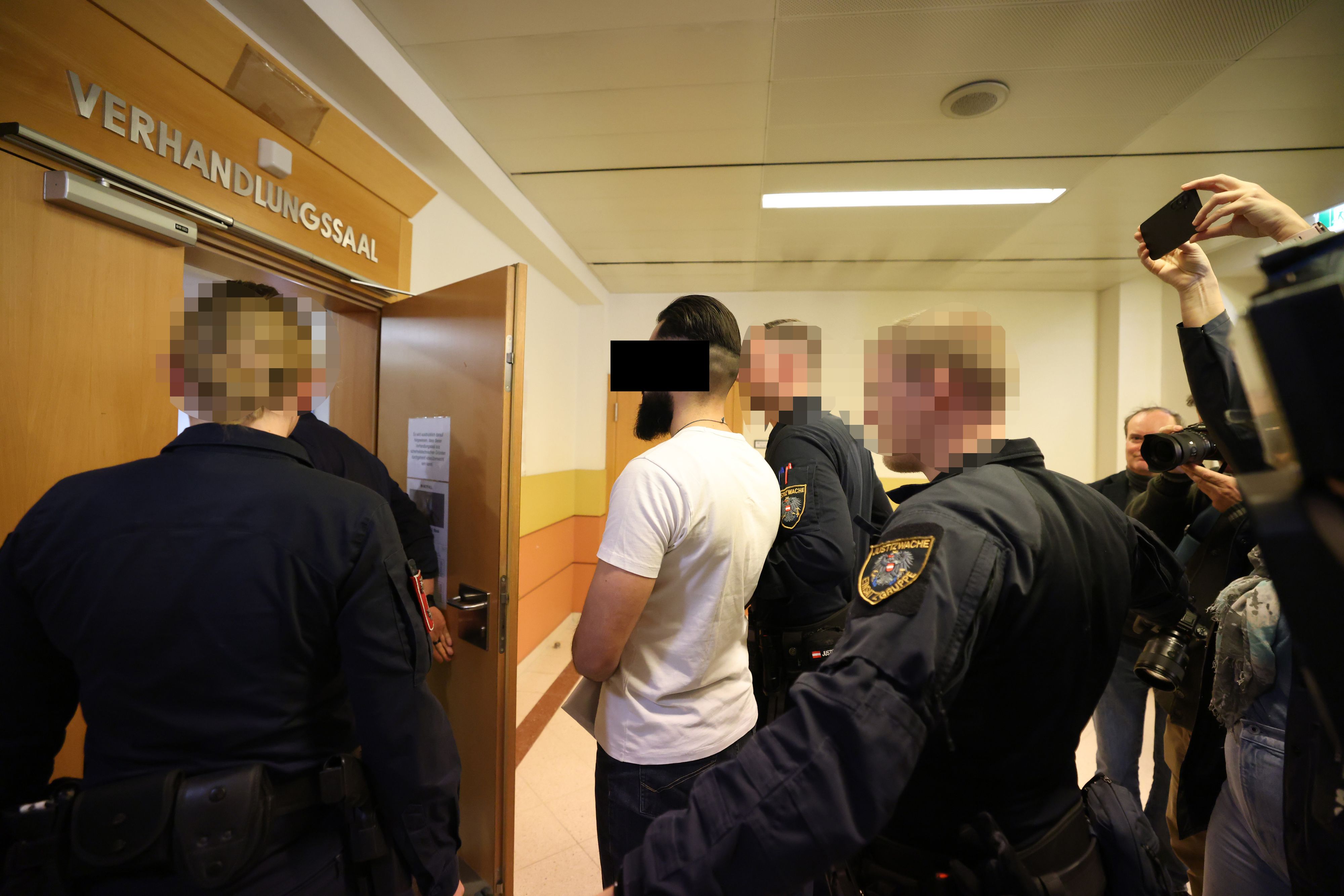 Der Vater wurde freigesprochen und brach nach dem Urteil in Tränen aus.