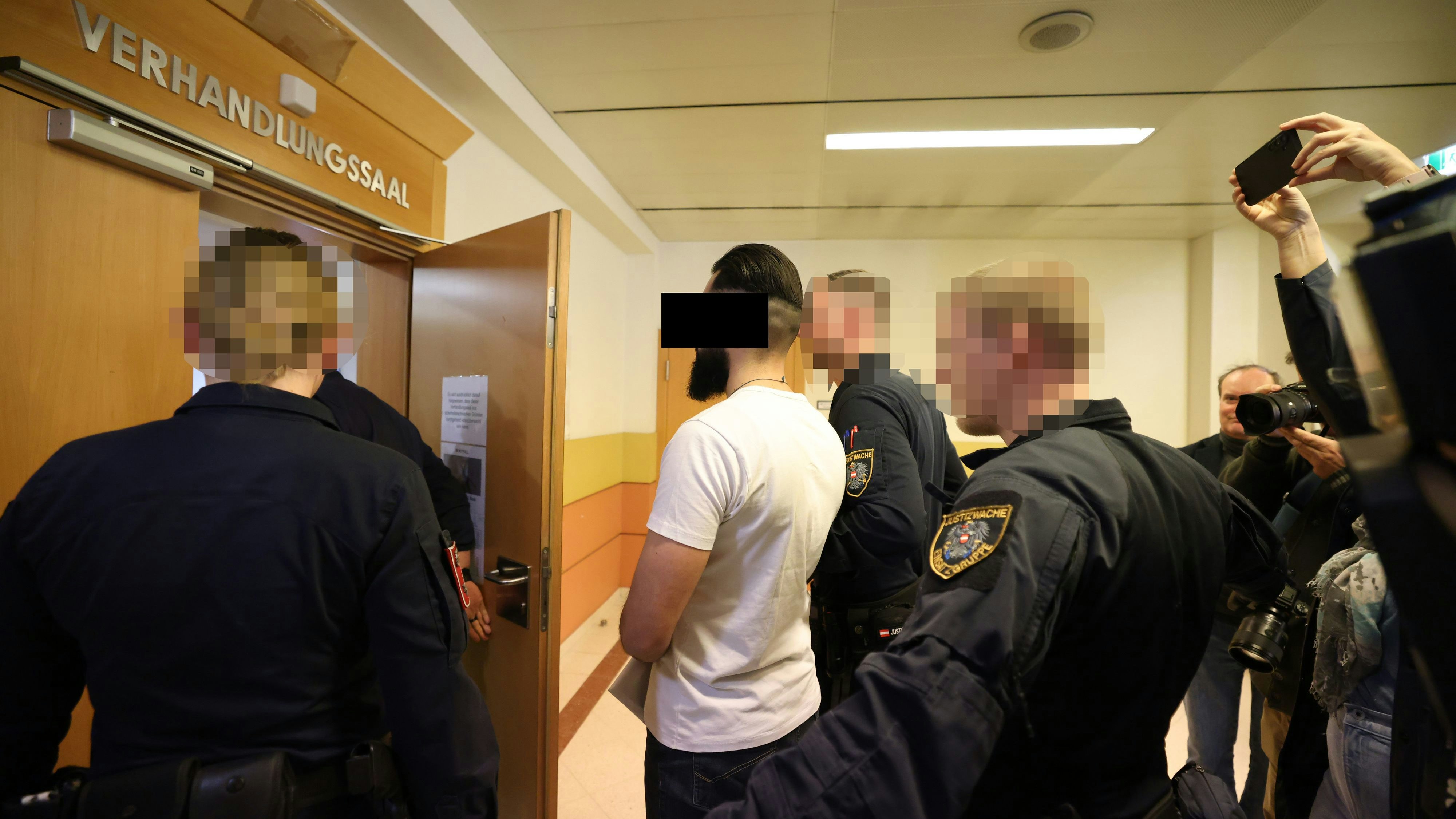 Der Vater wurde freigesprochen und brach nach dem Urteil in Tränen aus.