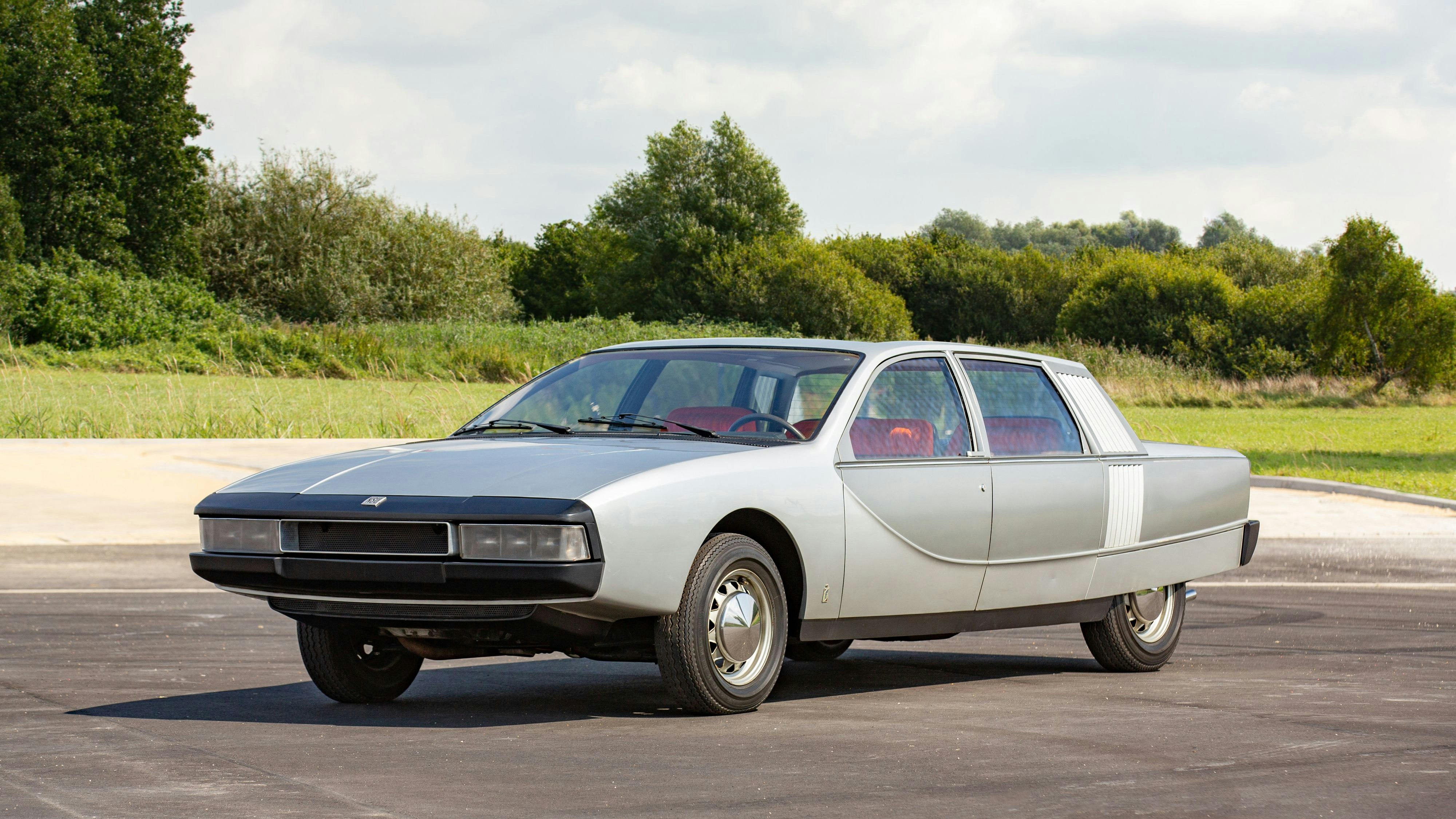 Wie ein Alien, der sich verirrt hat: NSU ro80 Limousine mit 4 Türen aus dem Jahr 1971, gestaltet von Pininfarina. Das Einzelstück wurde, wie sein zweitüriger Bruder aus der Serienfertigung, mit einem Wankelmotor betrieben und wurde auf diversen Automobilshows gezeigt. Rudi Klein kaufte den Wagen 1995 und gab ihn anschließend an das Audi-Museum weiter, wo er restauriert und bis jetzt gezeigt wurde. Nun wurde er um 461.500 Dollar versteigert