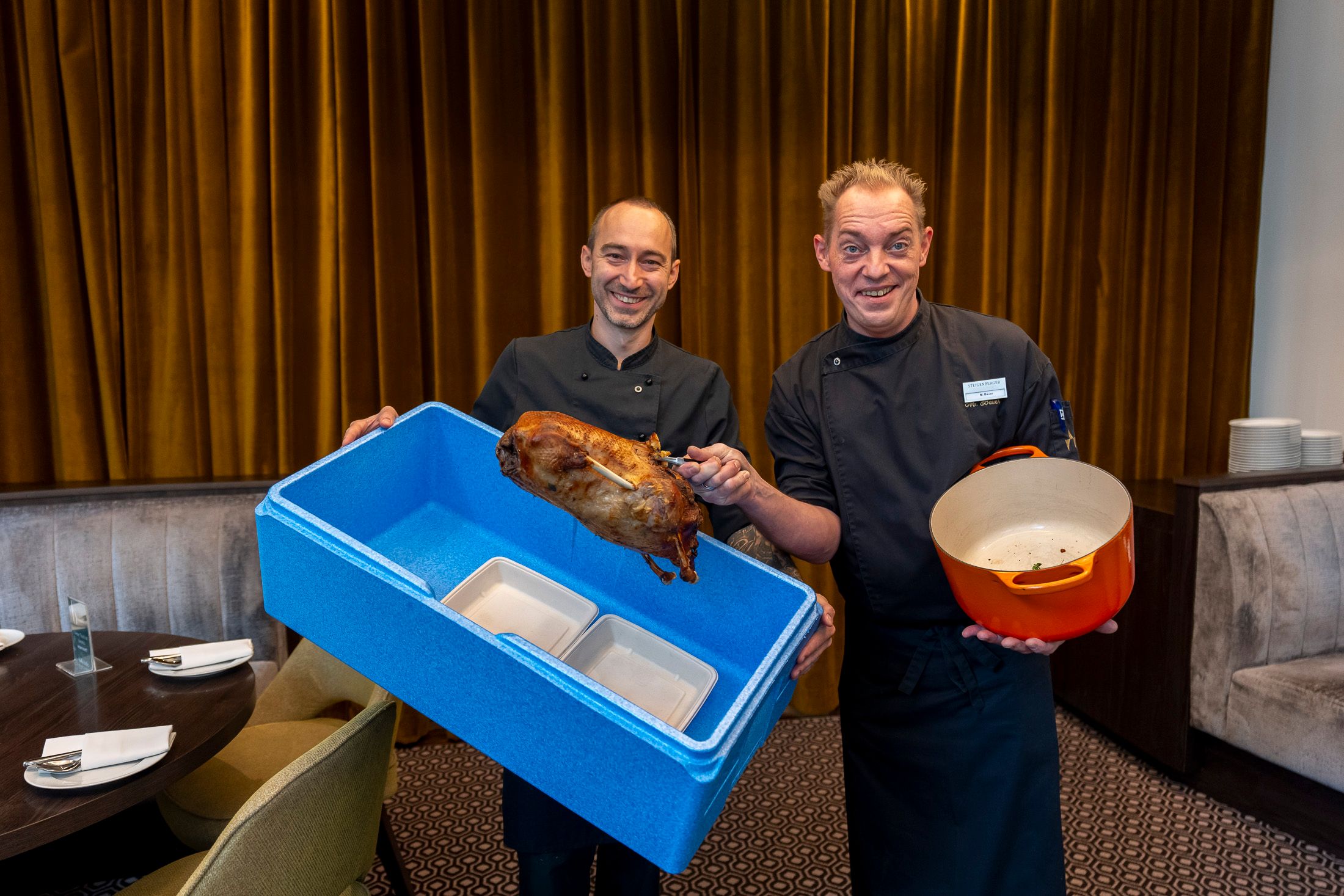 Die Gansl-Profis Stefan Tuma-Nguyen und Marcus Bauer mit dem ganzen Paket