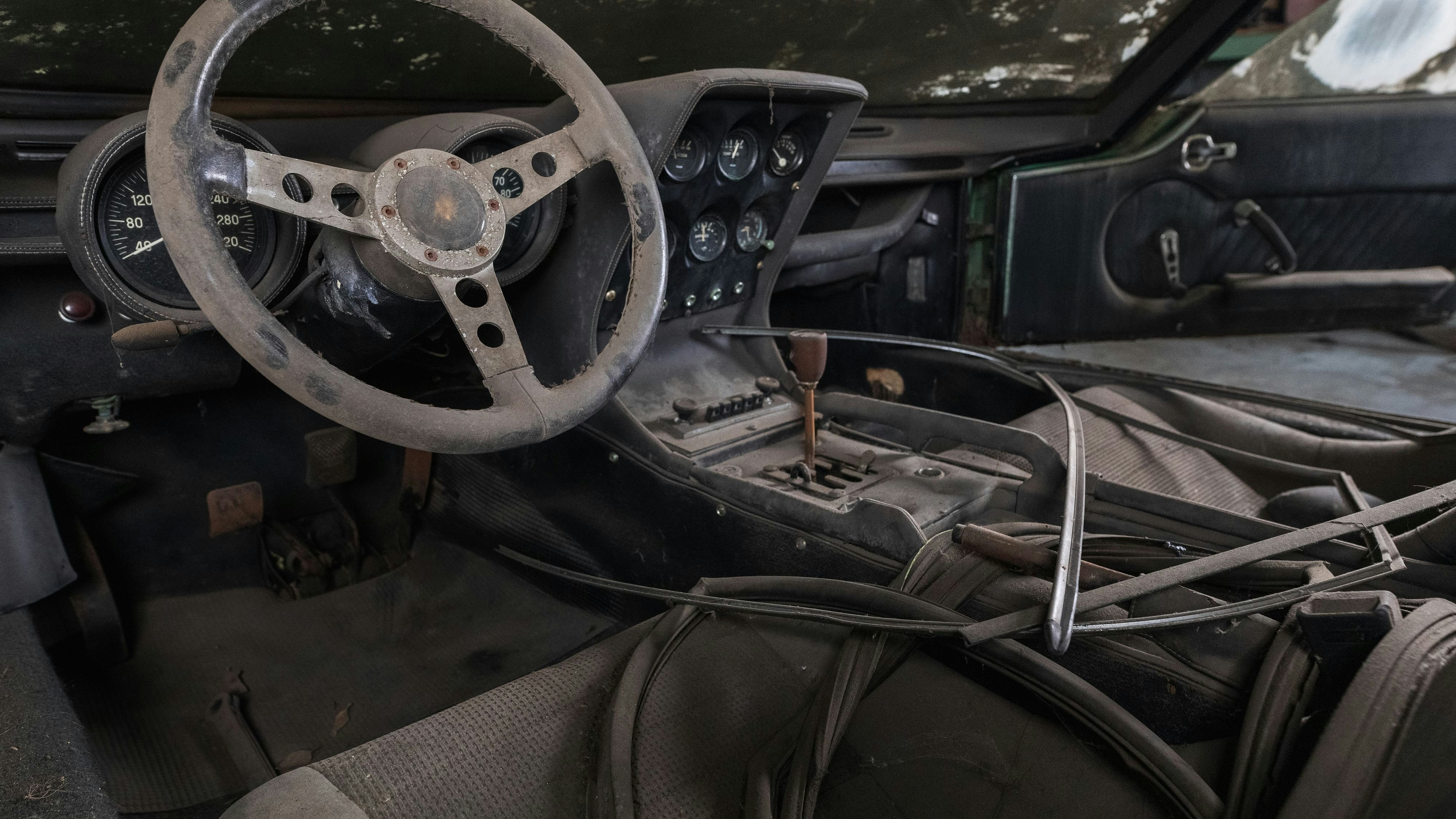 Sogar das Armaturenbrett ist komplett