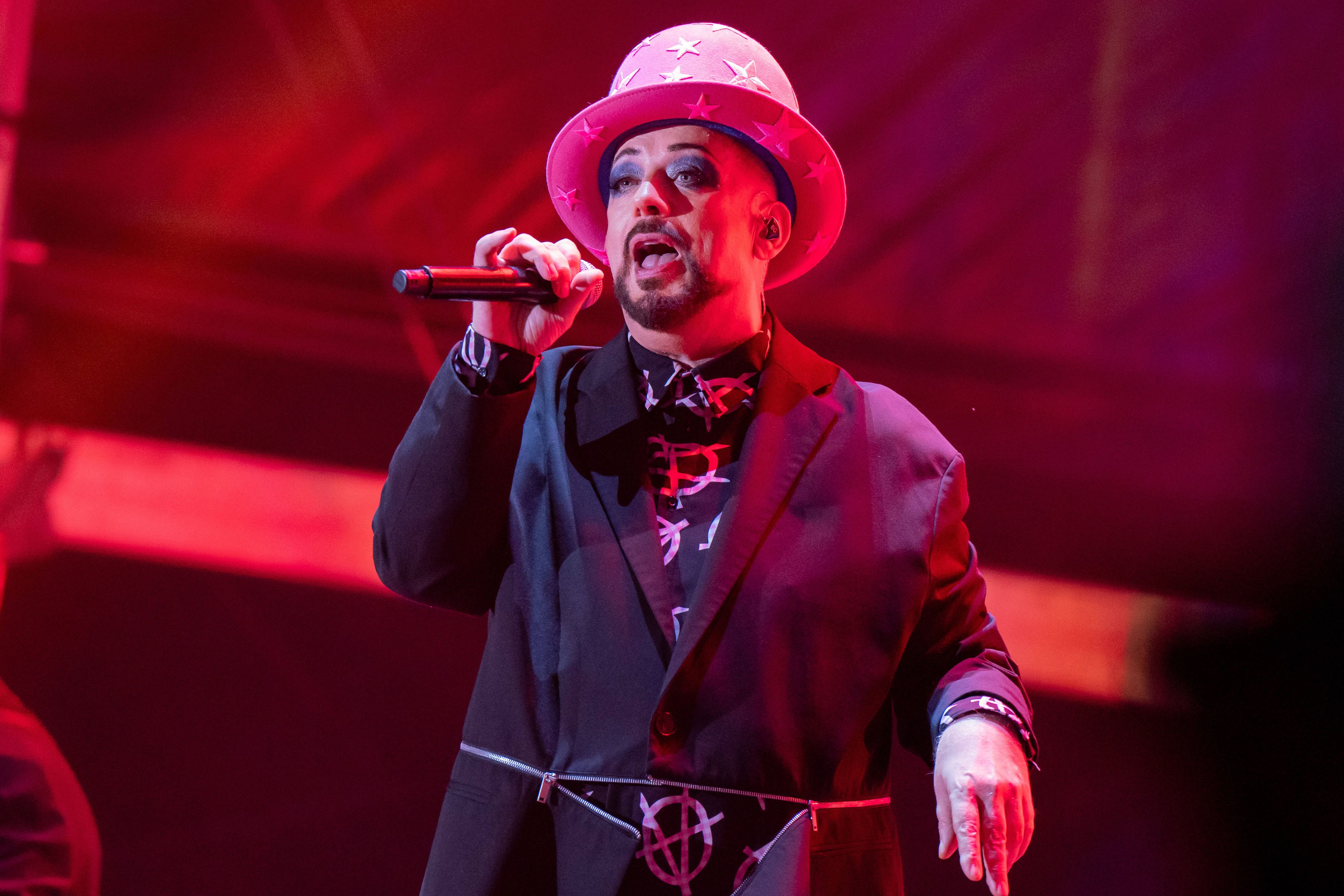 Boy George ist normalerweise auf der Bühne zu finden.