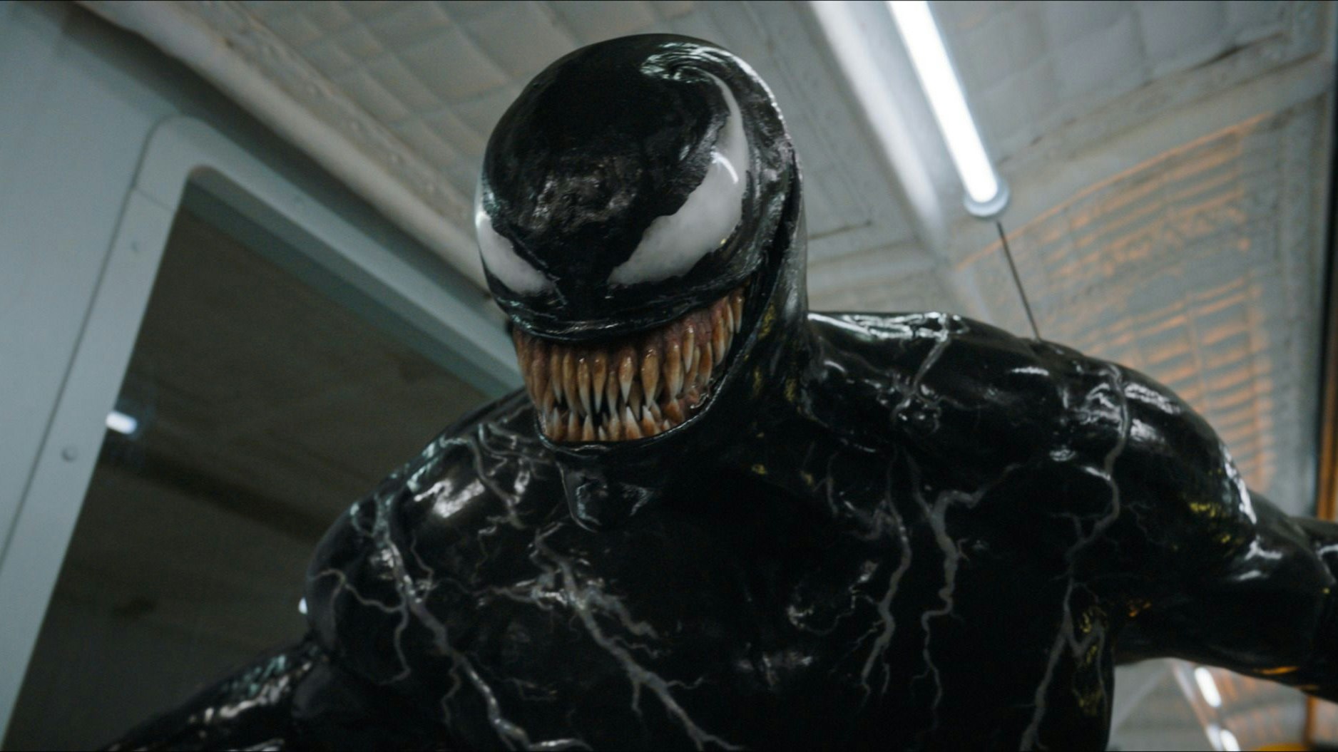 Lernt erst mit Hilfe seines "Wirtes" Eddie Brock, seine Superkräfte einzusetzen: das außerirdische Wesen Venom