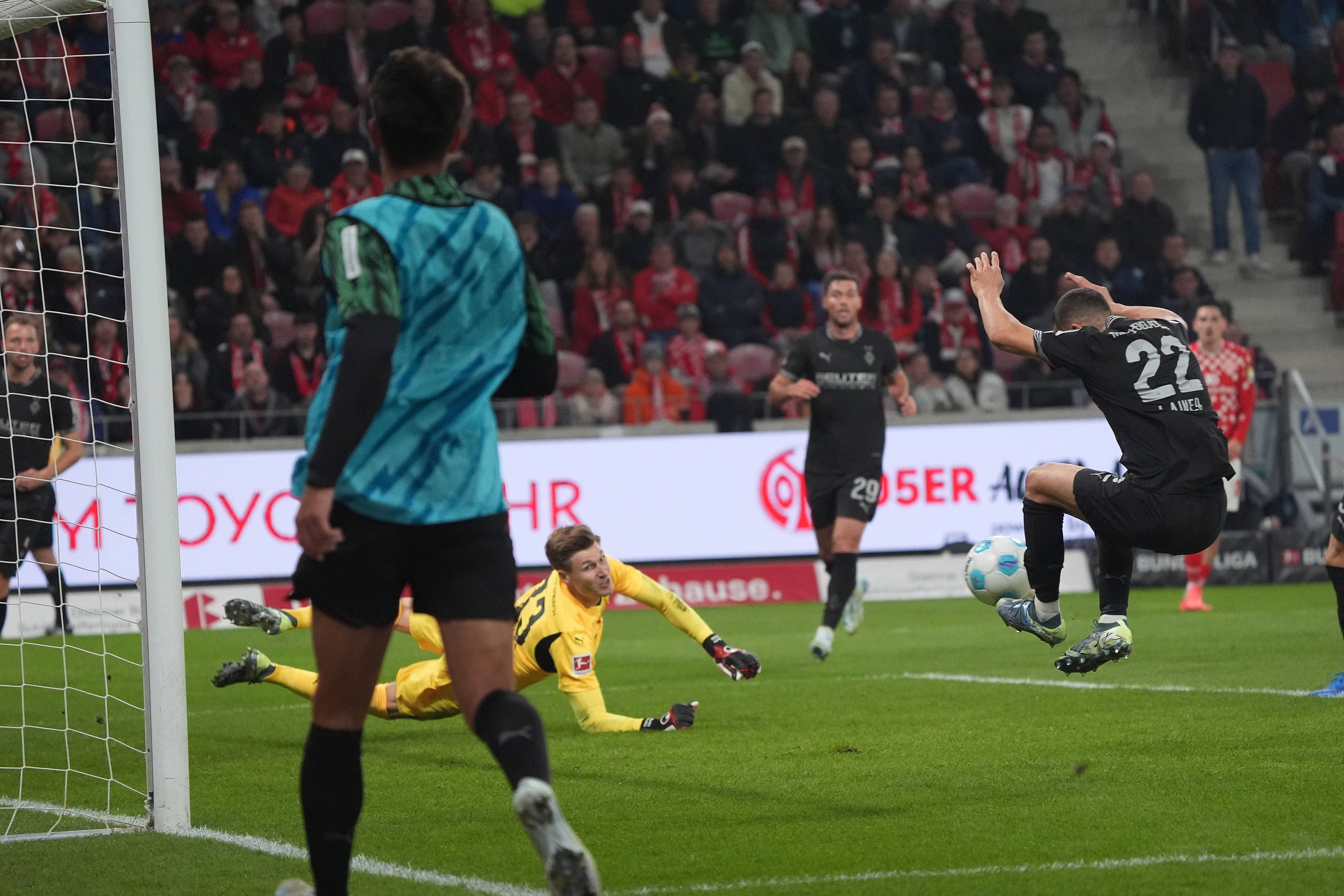 ÖFB-Kicker Stefan Lainer trifft ins eigene Tor. 