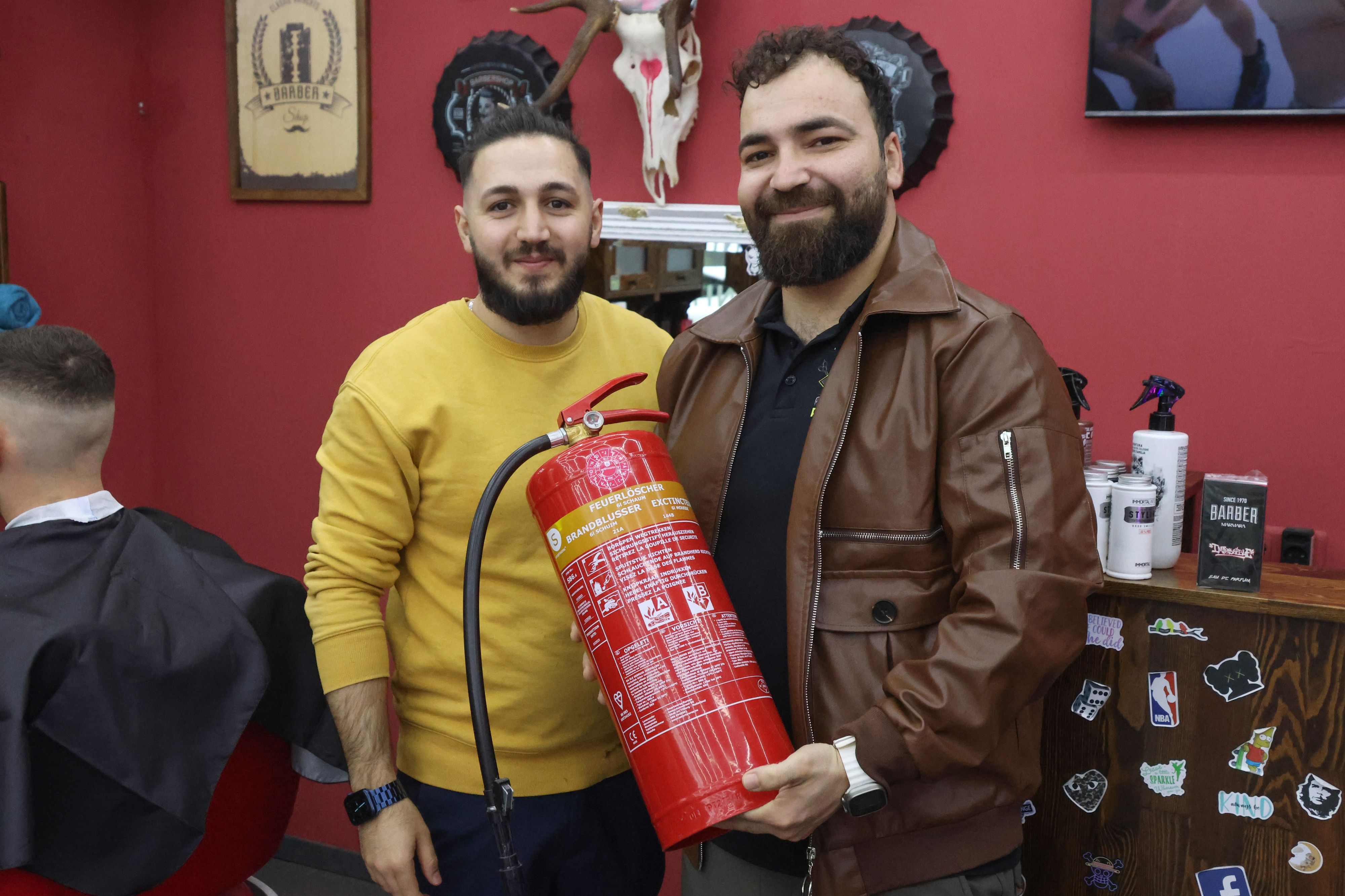 Mustafa A. und Shikh H. aus dem gegenüberliegenden Barbershop retteten die Situation mit ihrem Feuerlöscher.