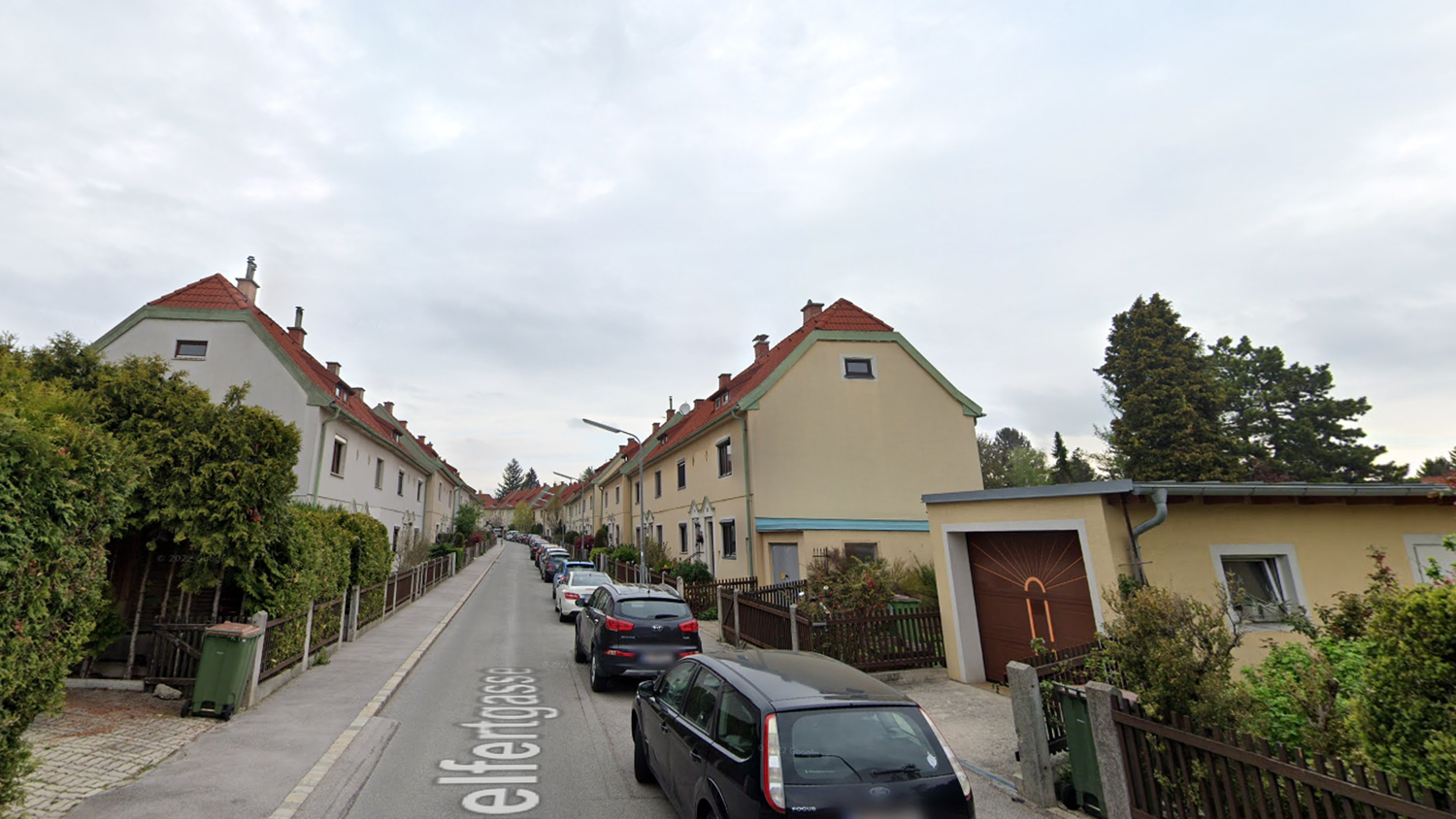 In Wien-Meidling kam es zu einem Kellerbrand. Ein lebloser Mann wurde von den Einsatzkräften im Keller entdeckt.