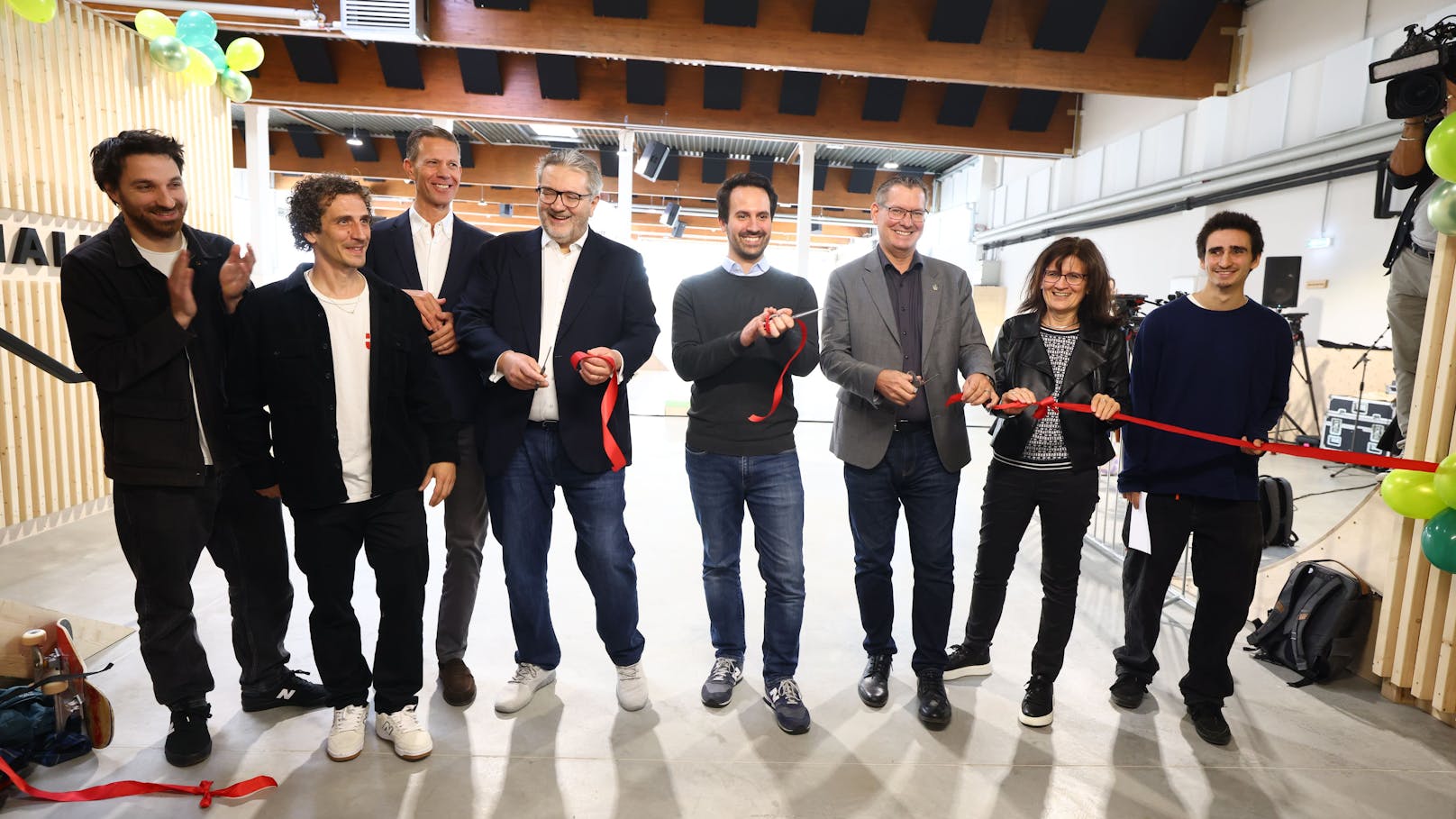 Sportstadtrat Peter Hacker (SPÖ), Vize-Bürgermeister und Jugendstadtrat Christoph Wiederkehr (Neos) und Floridsdorfs Bezirkschef Georg Papai (SPÖ) eröffneten nun die neue Skatehalle.