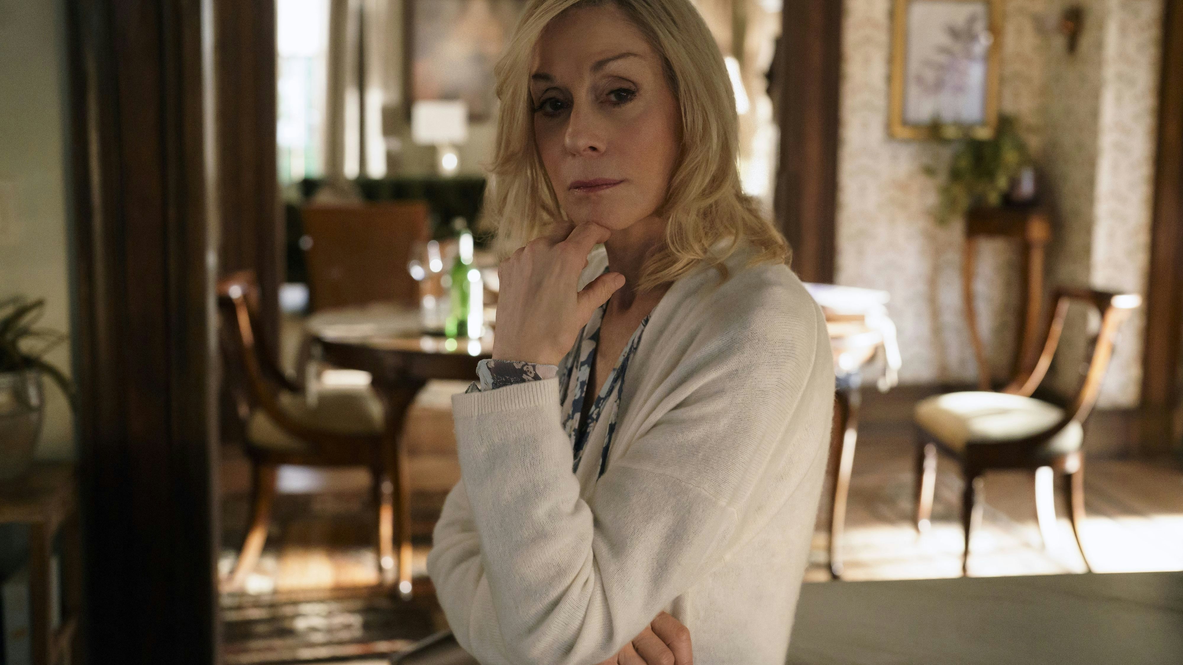 Hat sich vor kurzem selbst getötet, erscheint aber ihrem Mann noch immer fast jeden Tag: Elis Frau Lynn (Judith Light)