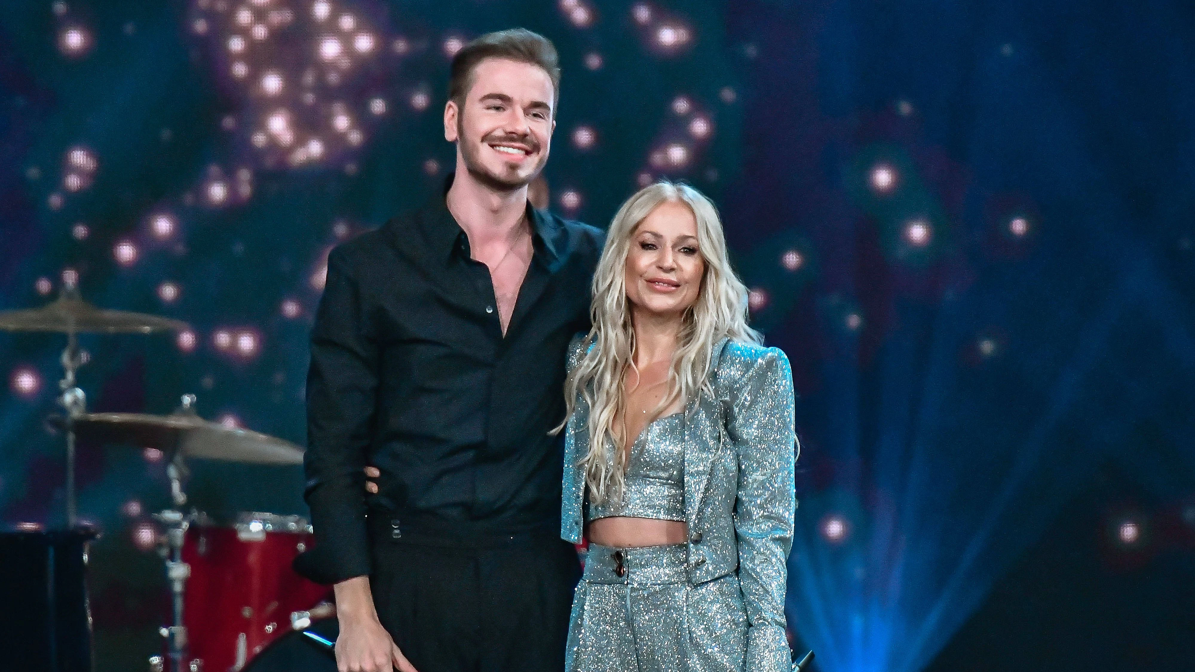 Entertainment Musik, Die Beatrice Egli Show 16.10.2024, xdanx, Entertainment Musik, Die Beatrice Egli Show v.l. Der Saenger Eric Philippi mit Schlagersaengerin MichelleTanja Gisela Hewer bei der Aufzeichnung der Beatrice Egli Show in Berlin-Adlershof auf der Buehne. Berlin Adlershof Studio H Berlin Deutschland DE *** Entertainment Music, The Beatrice Egli Show 16 10 2024, xdanx, Entertainment Music, The Beatrice Egli Show v l The singer Eric Philippi with pop singer Michelle Tanja Gisela Hewer at the recording of the Beatrice Egli Show in Berlin Adlershof on stage Berlin Adlershof Studio H Berlin Germany EN Copyright: xDanielxLakomskix