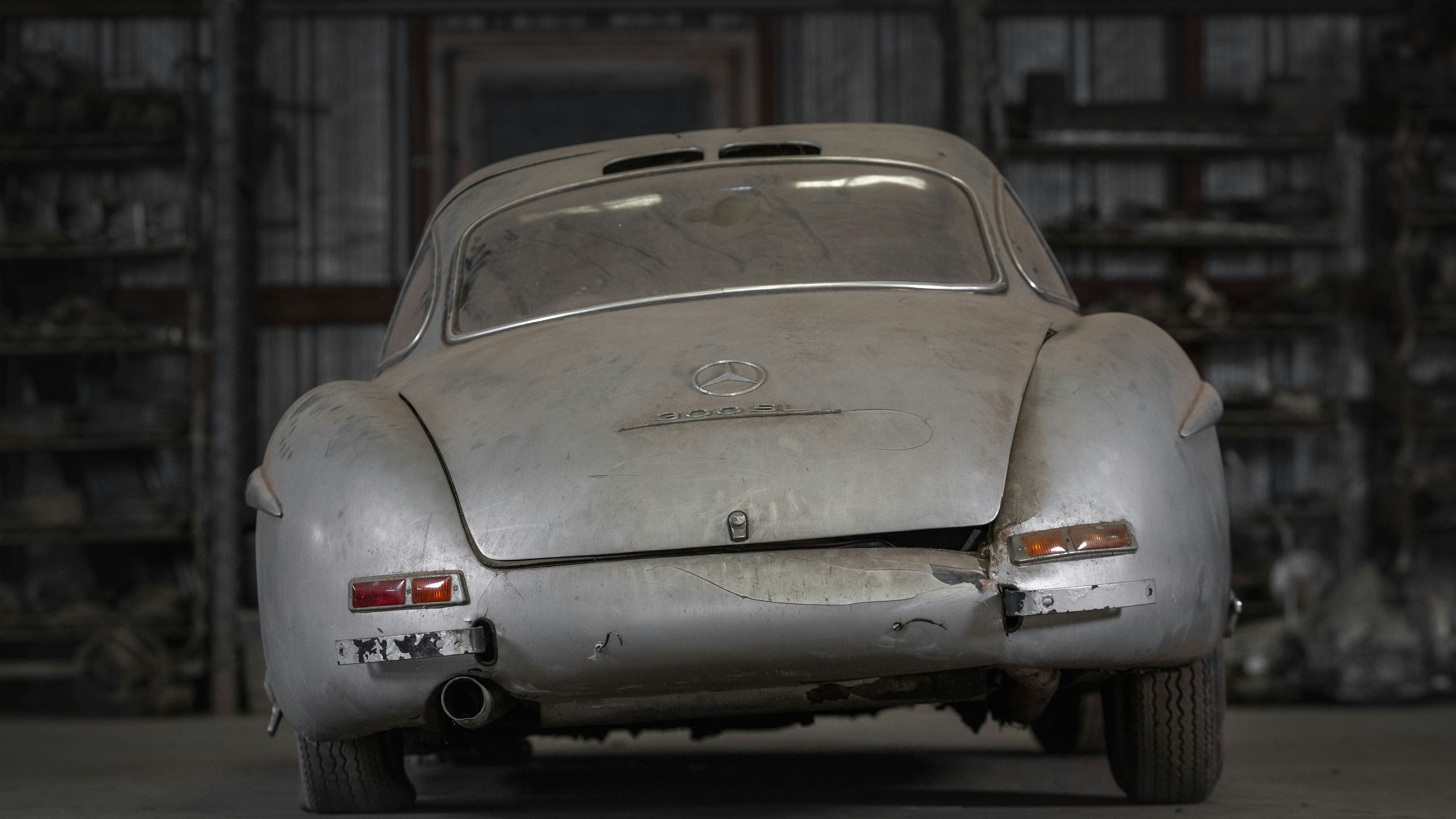 Es fehlen u.a. die Stoßstangen, seitlich ist eine Delle von einem Gabelstapler