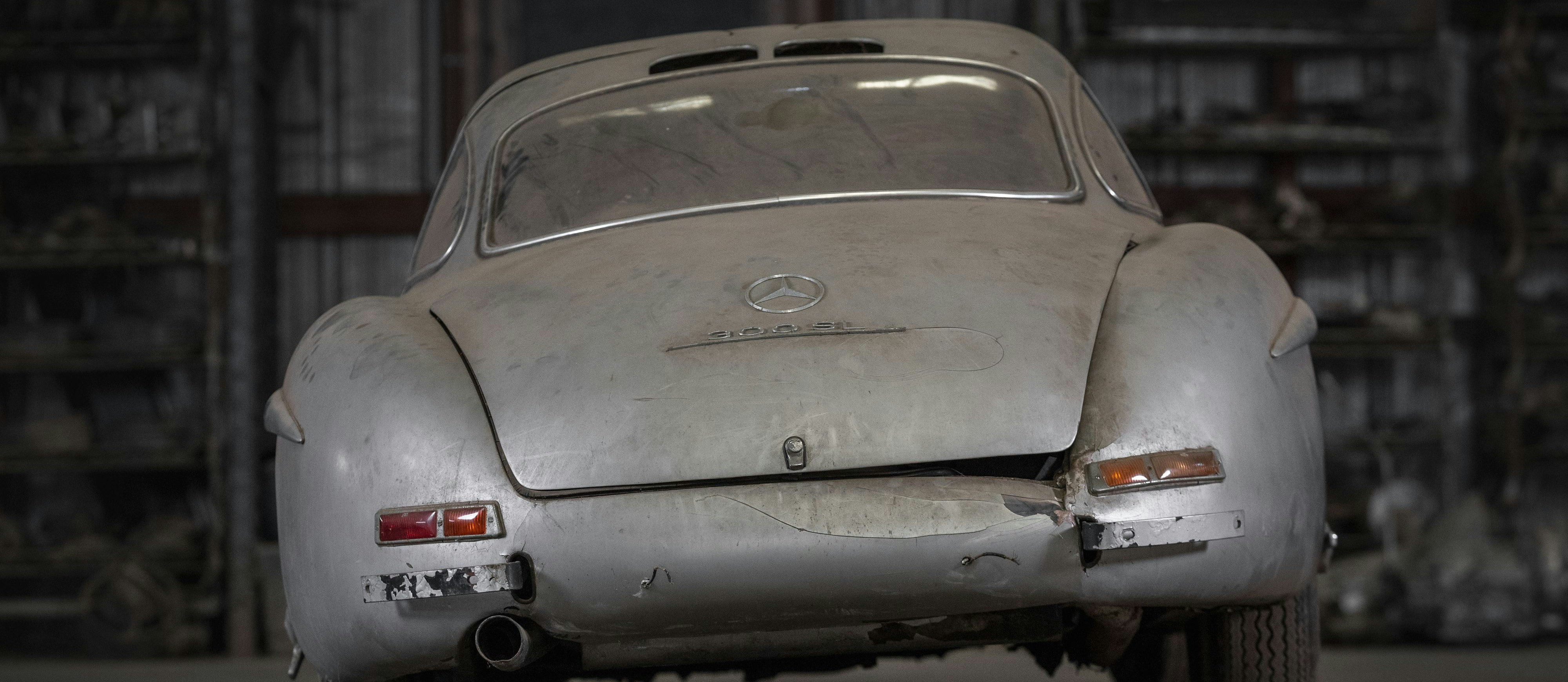 Von diesem windschiefen Schmuckstück wurden nur 29 Stück gebaut: Mercedes 300 SL "Alloy" Gullwing aus 1956, seine Karosserie ist komplett aus Aluminium, das kostete seinerzeit einen Aufpreis. Er wurde am 26. Oktober um 9,3 Millionen Dollar versteigert