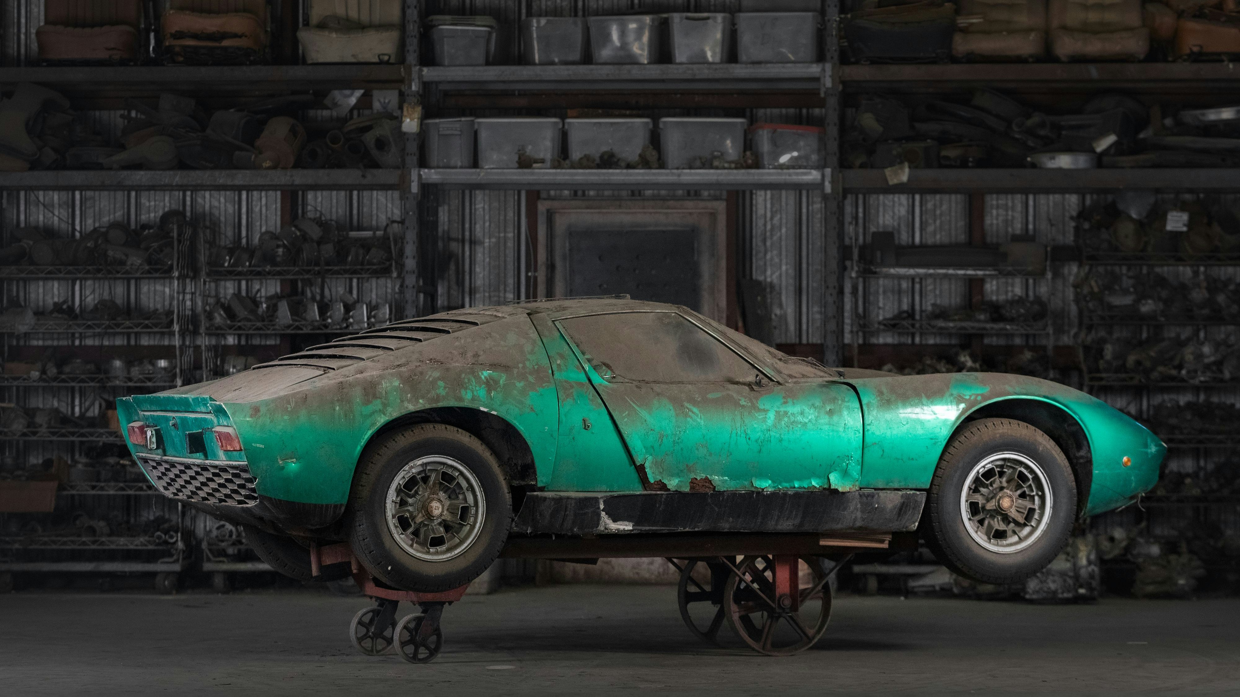 Der Wagen ist komplett mit Motor und Getriebe