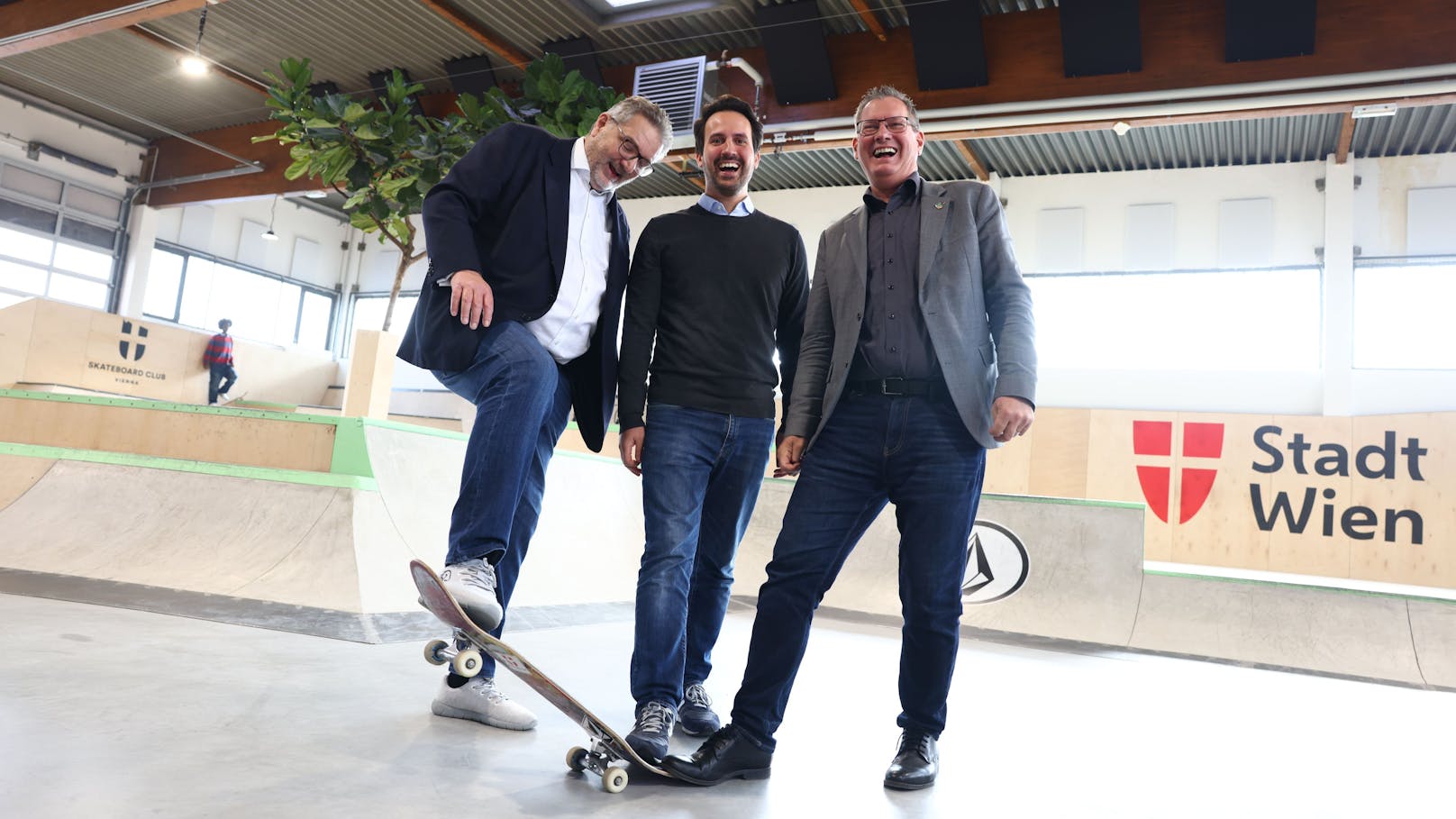 v.l.: Sportstadtrat Peter Hacker (SPÖ), Vize-Bürgermeister und Jugendstadtrat Christoph Wiederkehr (Neos) und Floridsdorfs Bezirkschef Georg Papai (SPÖ) eröffneten nun die neue Skatehalle.