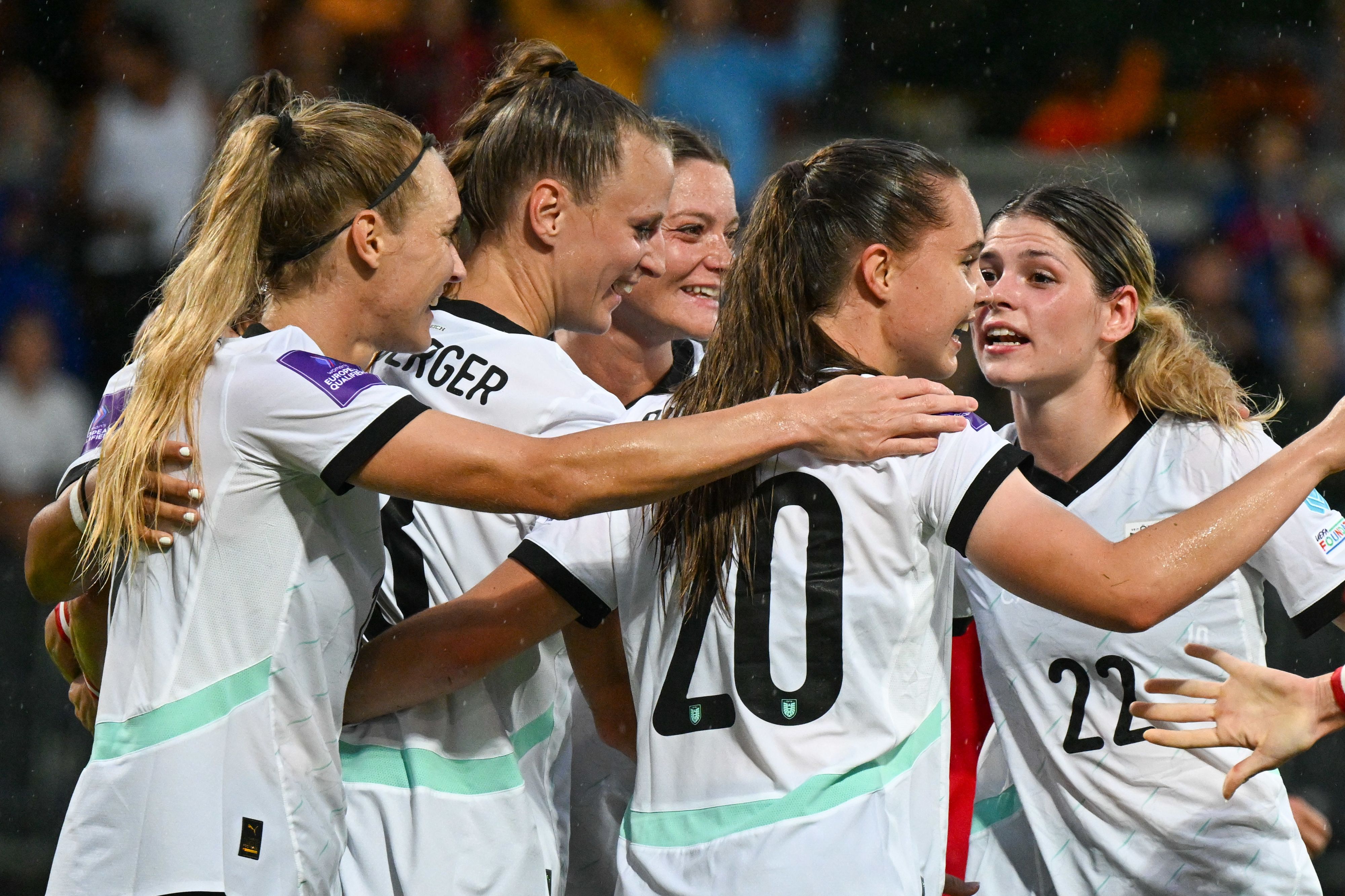 Österreichs Frauen-Team jubelt in Slowenien. 