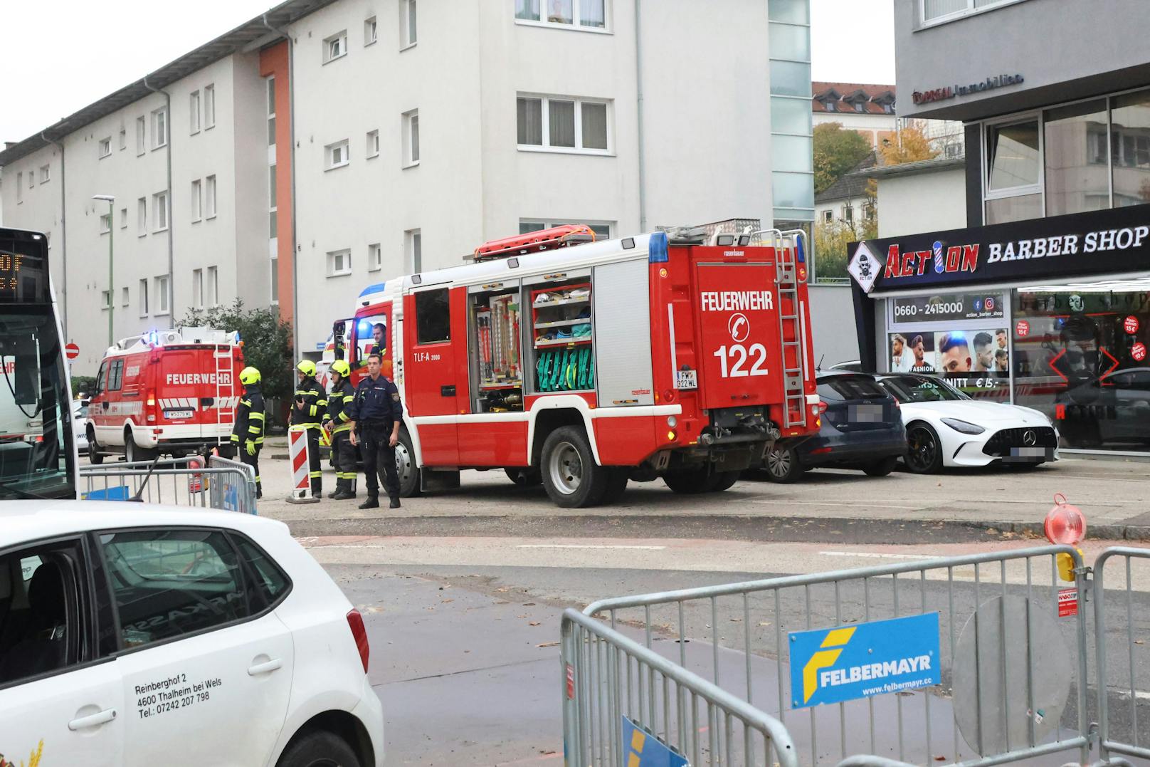 In Thalheim bei Wels brach in einer Pizzeria Feuer aus. Zwei Barbershop-Mitarbeiter löschten den Brand.