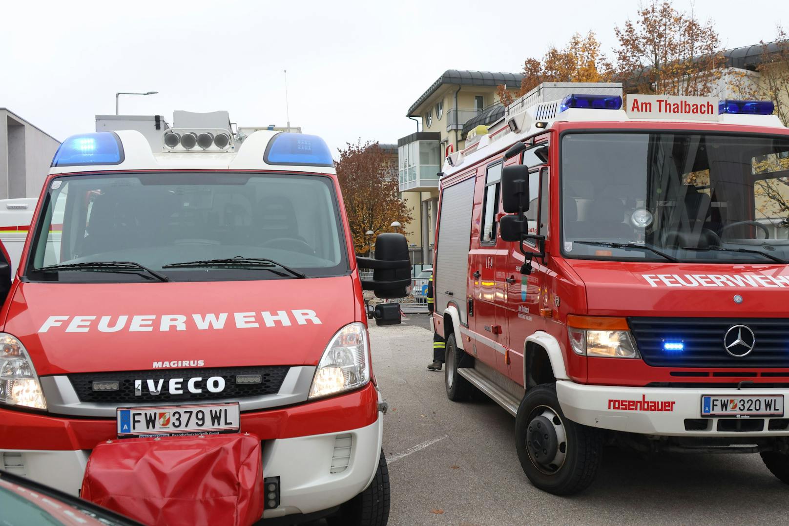 In Thalheim bei Wels brach in einer Pizzeria Feuer aus. Zwei Barbershop-Mitarbeiter löschten den Brand.