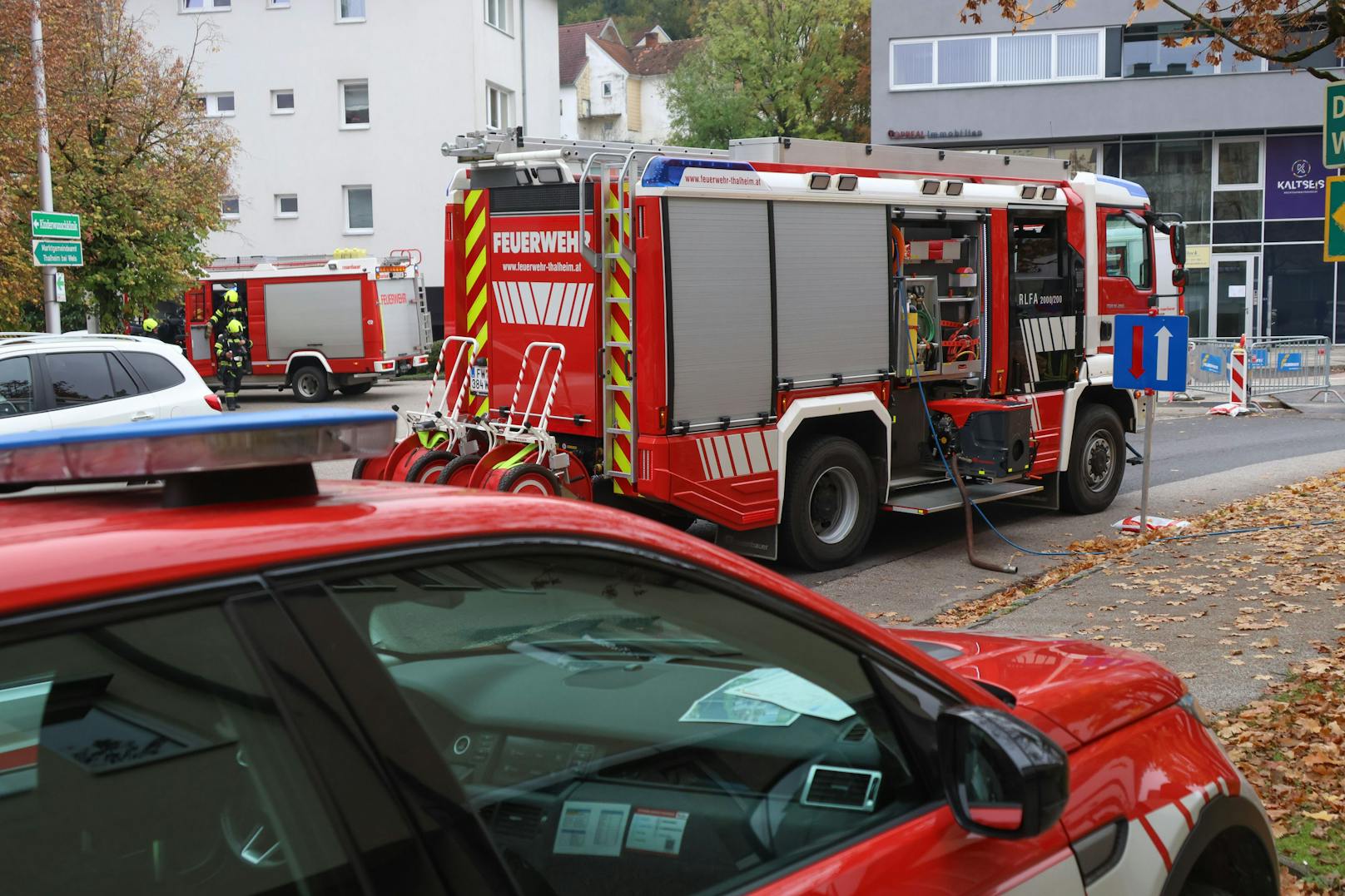 In Thalheim bei Wels brach in einer Pizzeria Feuer aus. Zwei Barbershop-Mitarbeiter löschten den Brand.