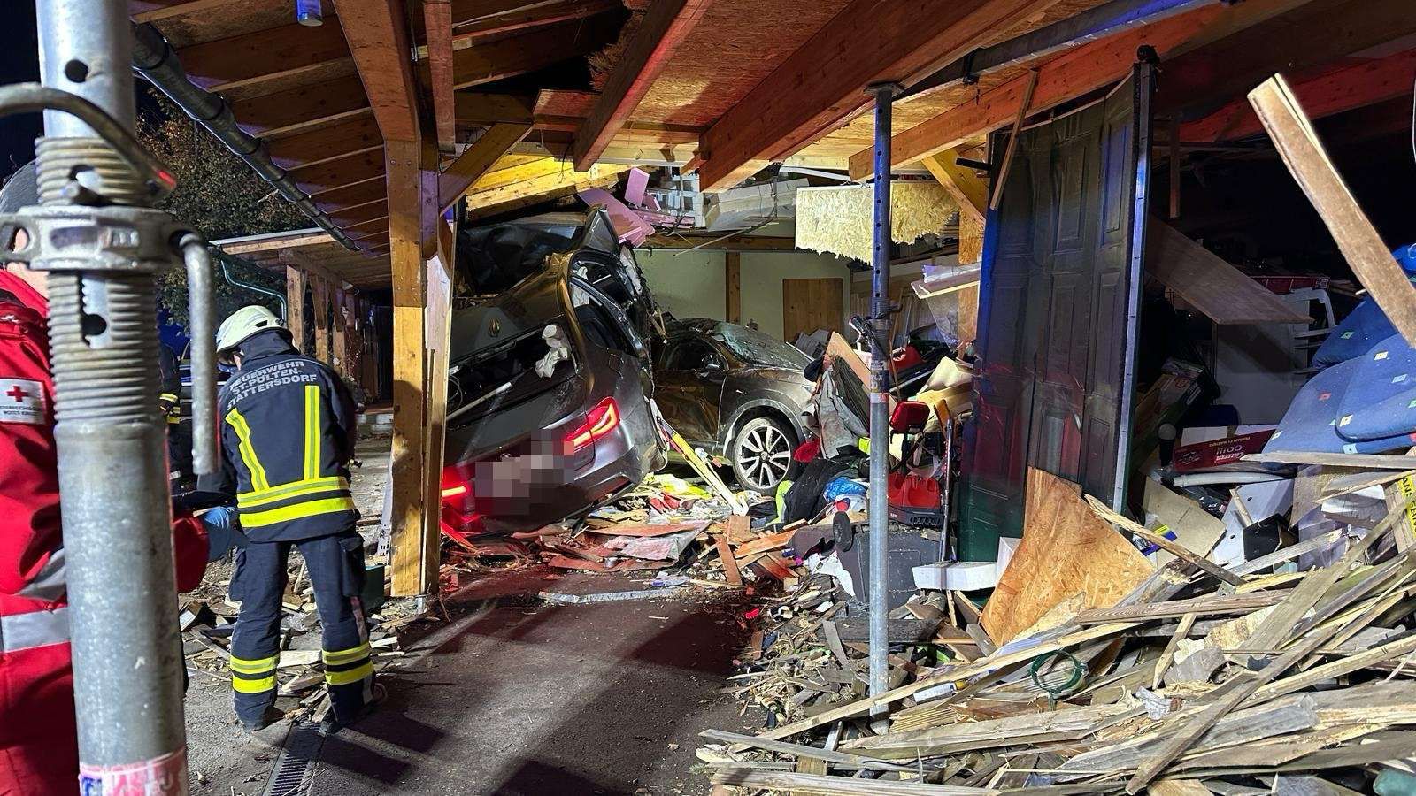 Die Balken der Garage mussten vor der Bergung gesichert werden.