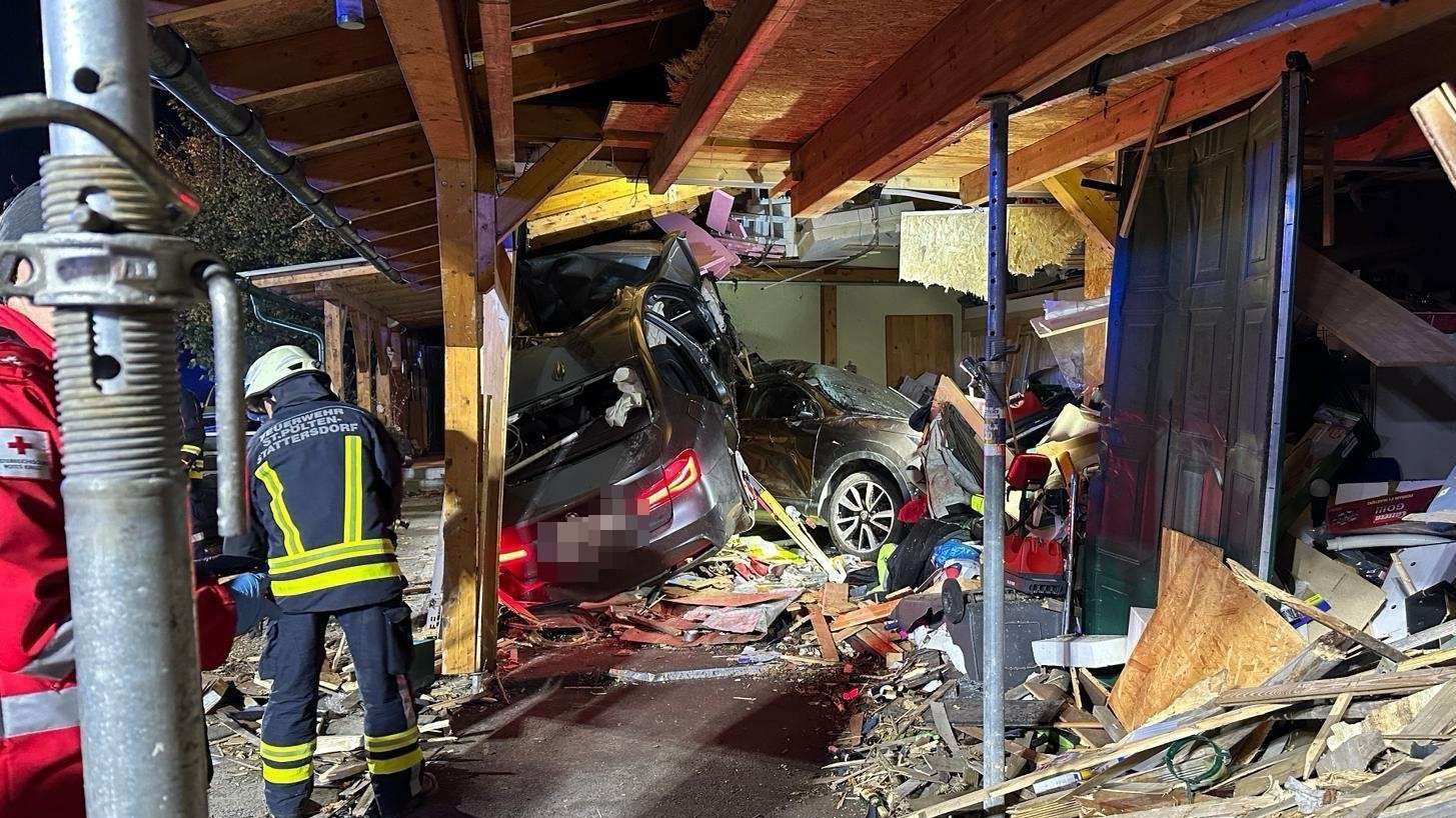 Die Balken der Garage mussten vor der Bergung gesichert werden.