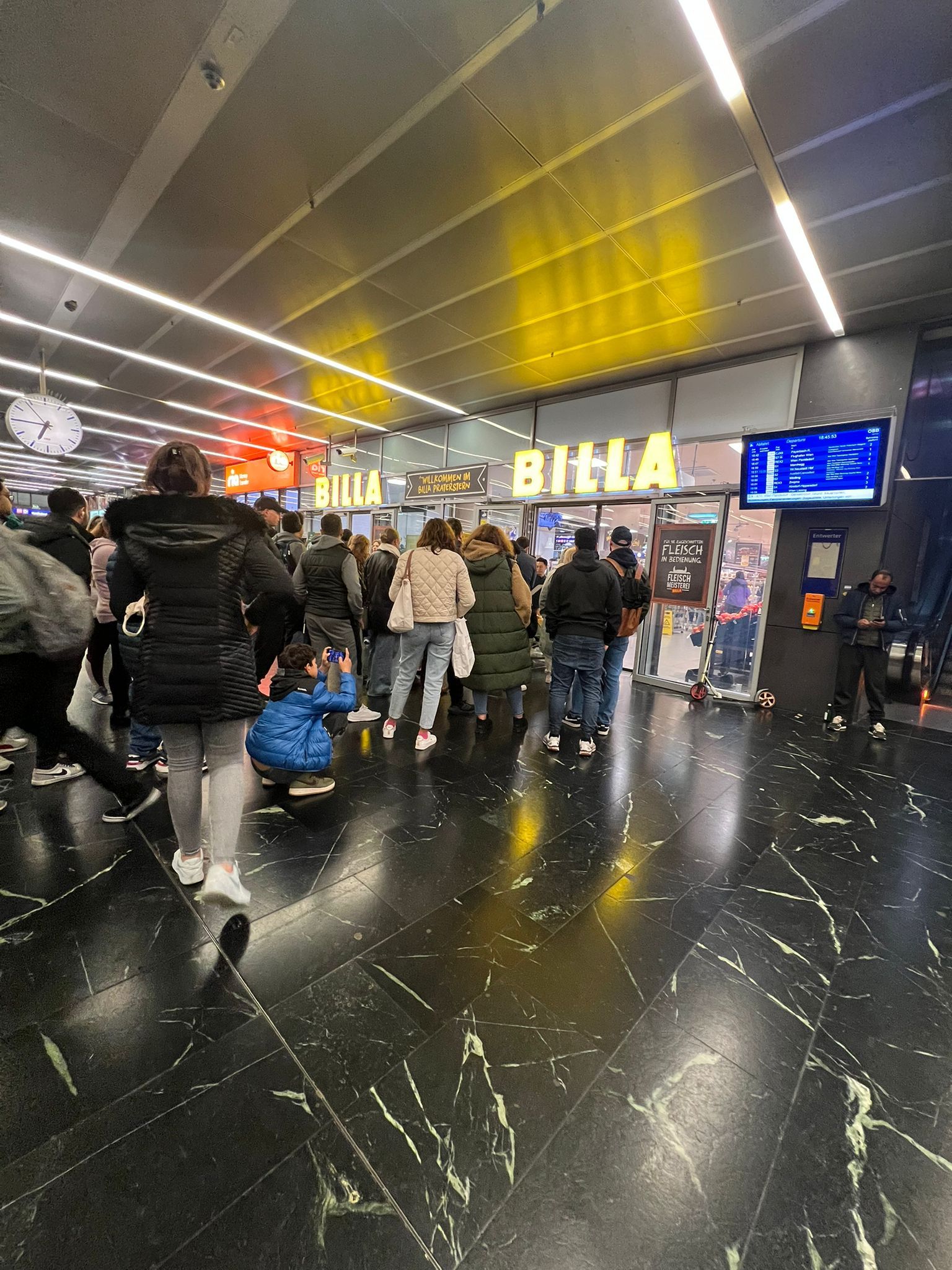 Vor dem Billa am Wiener Praterstern es am Nationalfeiertag riesige Schlangen.