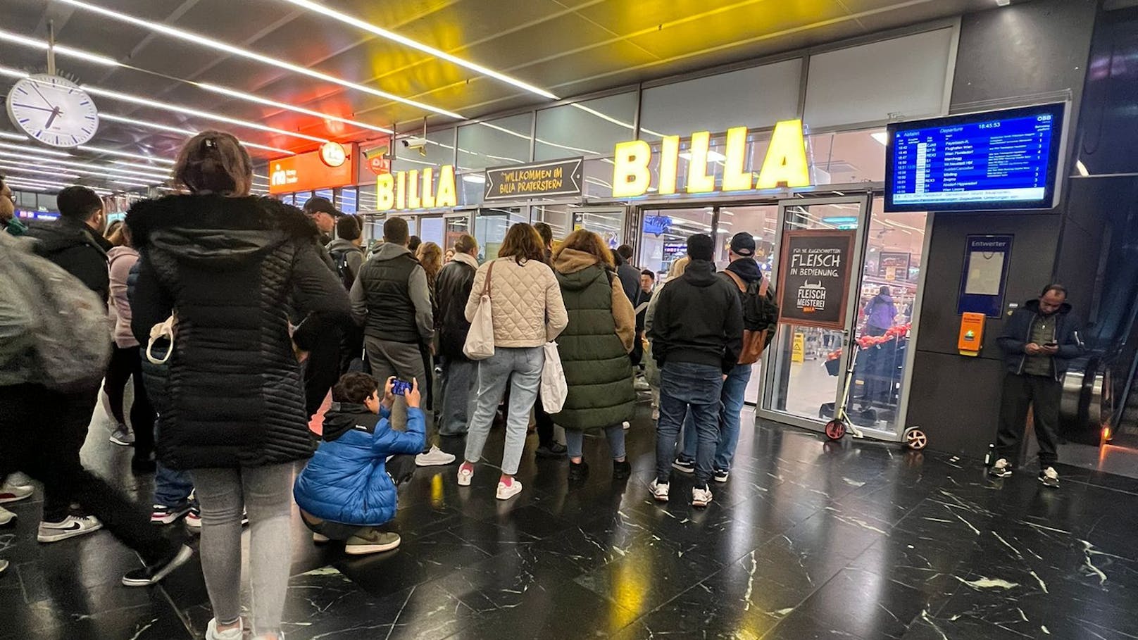 "40 Minuten gewartet"! Mega-Schlange vor Billa