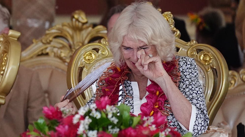 Während Auslandsreise Bittere Tränen! Was ist bei Königin Camilla los