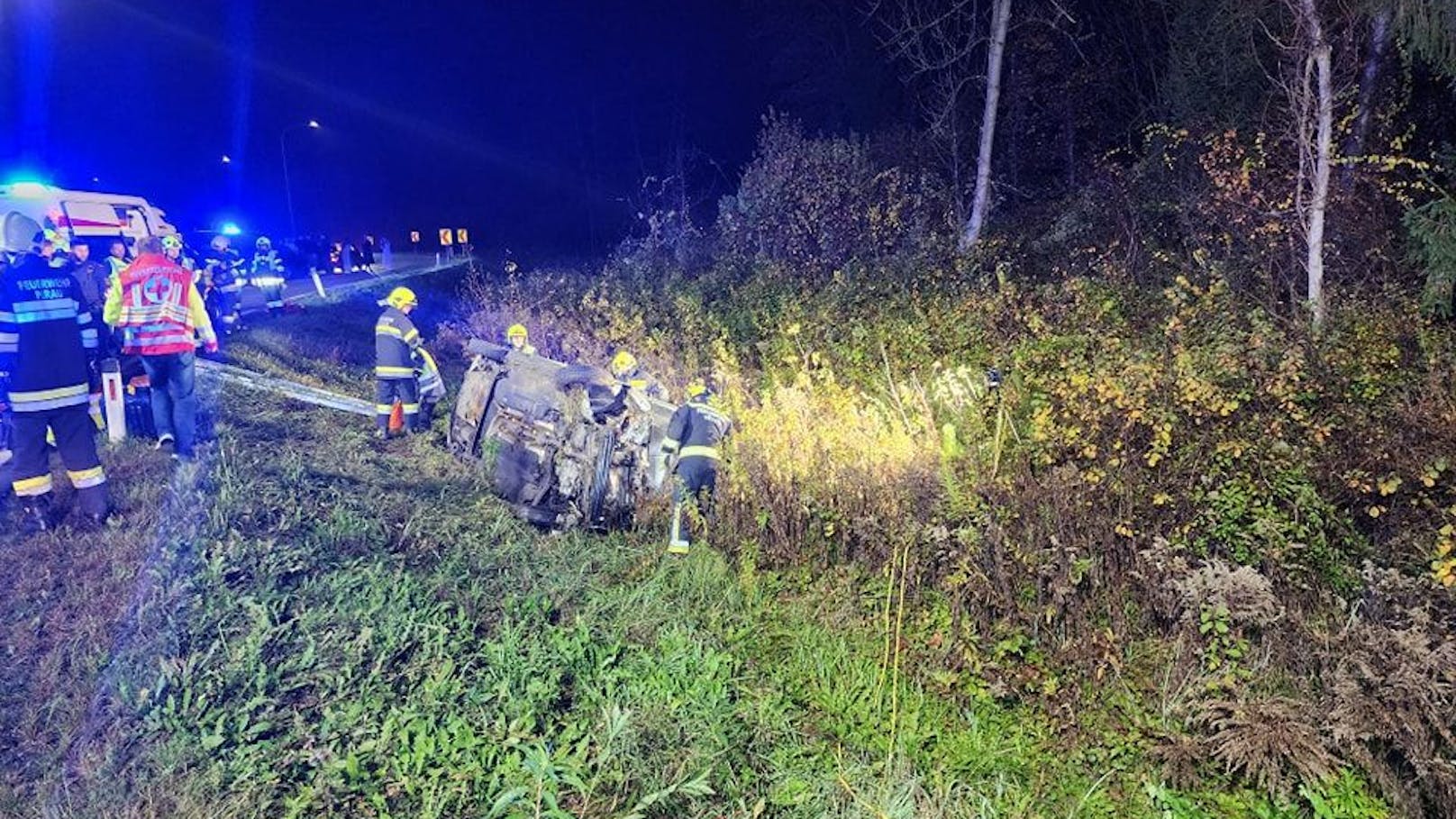 Autofahrer (17) nach Überschlag in Wrack gefangen