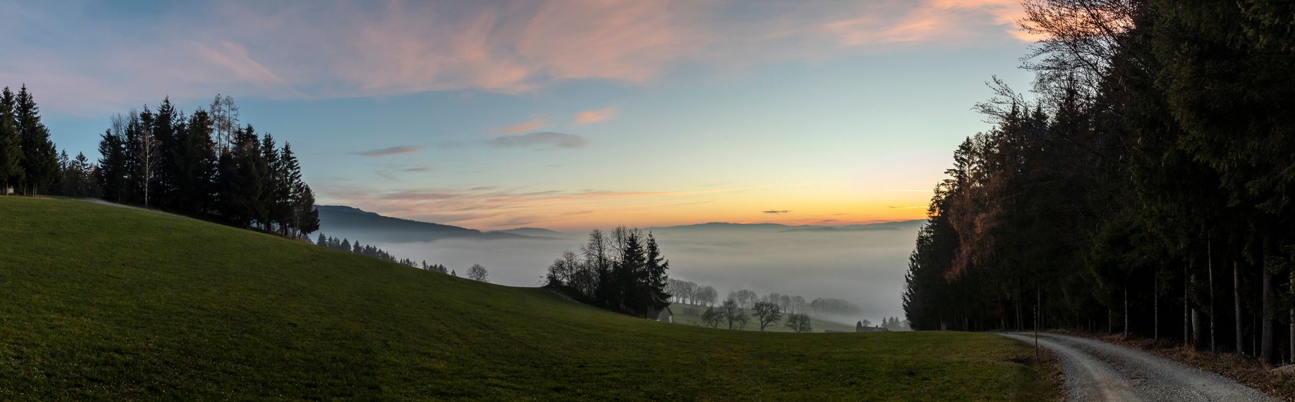 Blick auf das steirisches Almenland bei Semriach an einem Herbstabend.