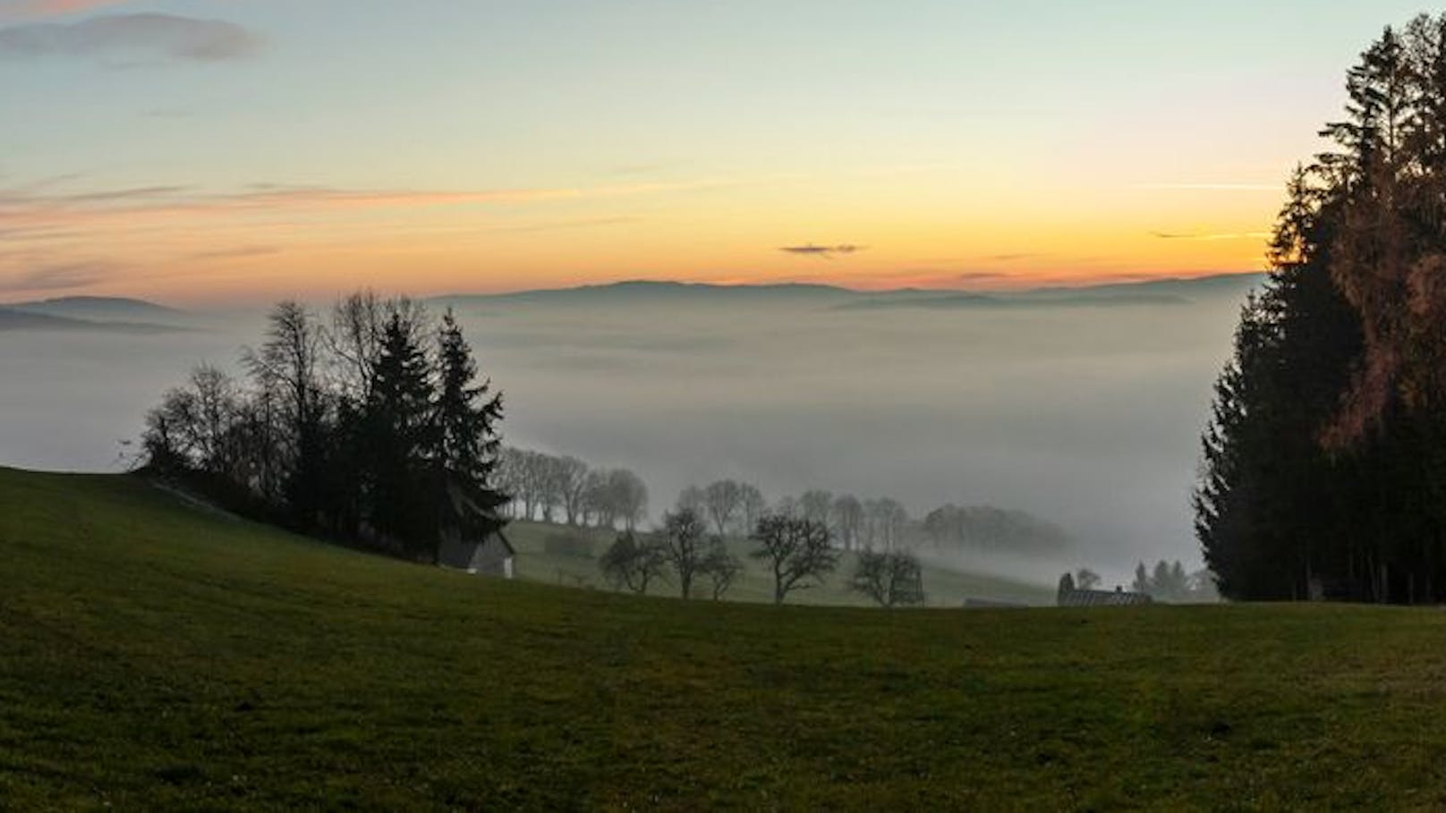 Blick auf das steirisches Almenland bei Semriach an einem Herbstabend.