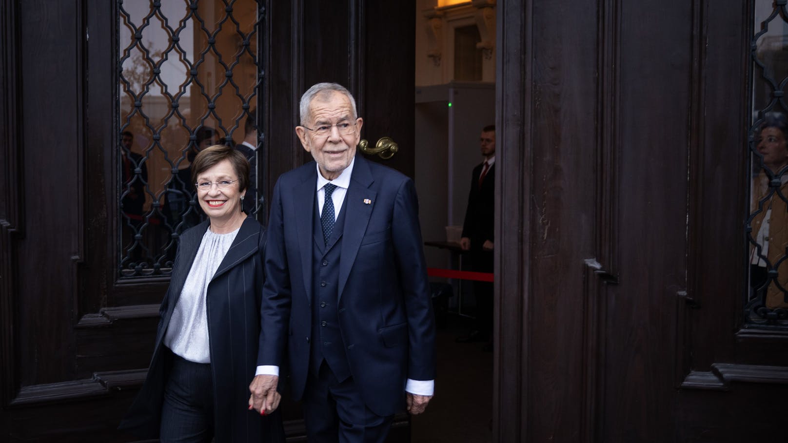 Bundespräsident Van der Bellen mit seiner Ehefrau Doris Schmidauer am Nationalfeiertag.