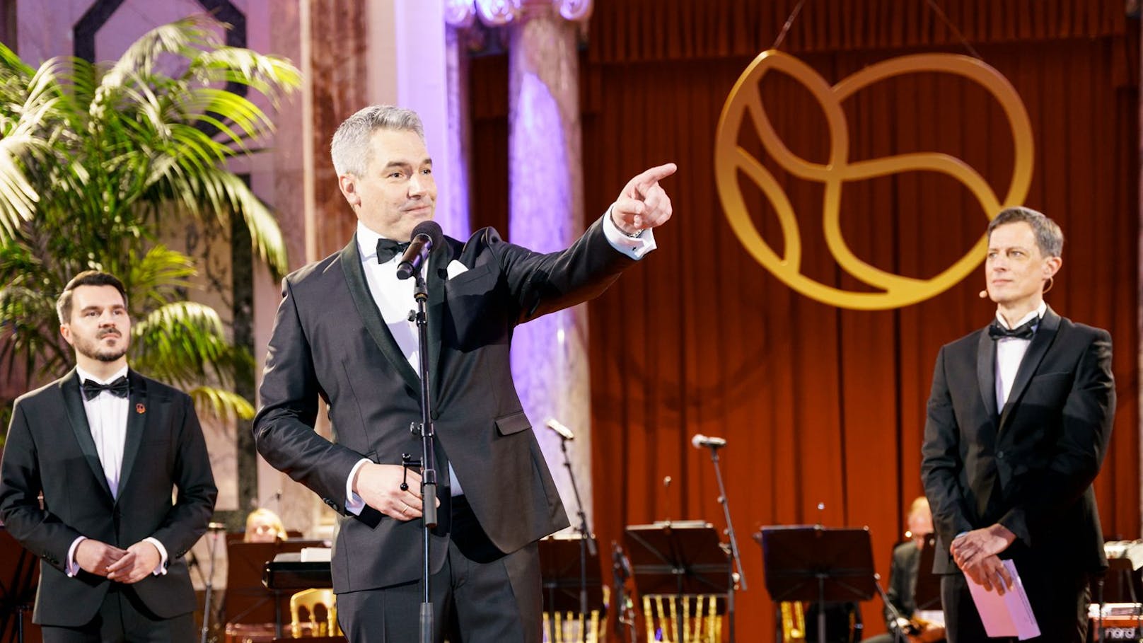 Mittendrin, statt nur dabei, war beim letzten Savaball auch Bundeskanzler Karl Nehammer.