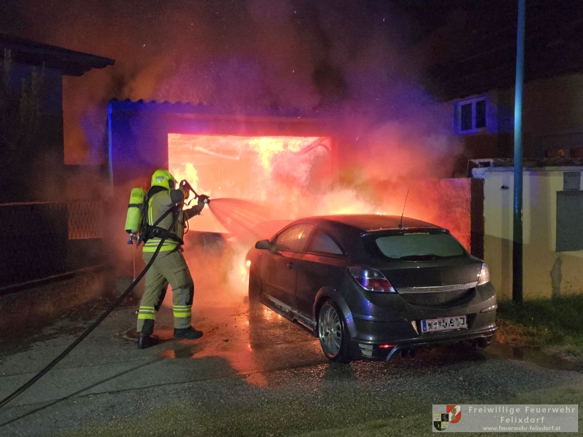 Felixdorf: Garagenbrand forderte Feuerwehr