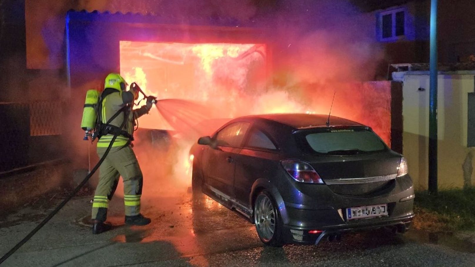 Garage ging plötzlich in Flammen auf – Haus evakuiert