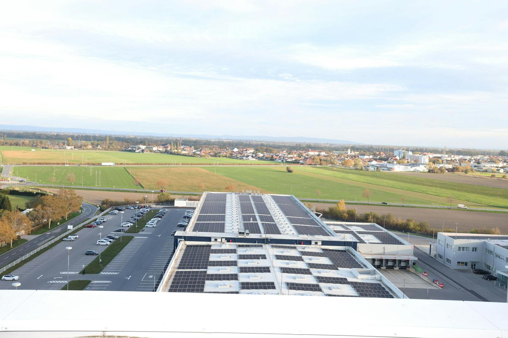 Auf einer Fläche von rund 20.000 Quadratmetern wurde am Headquarter in Gumpoldskirchen eine der größten Dachphotovoltaik-Anlagen in NÖ errichtet.