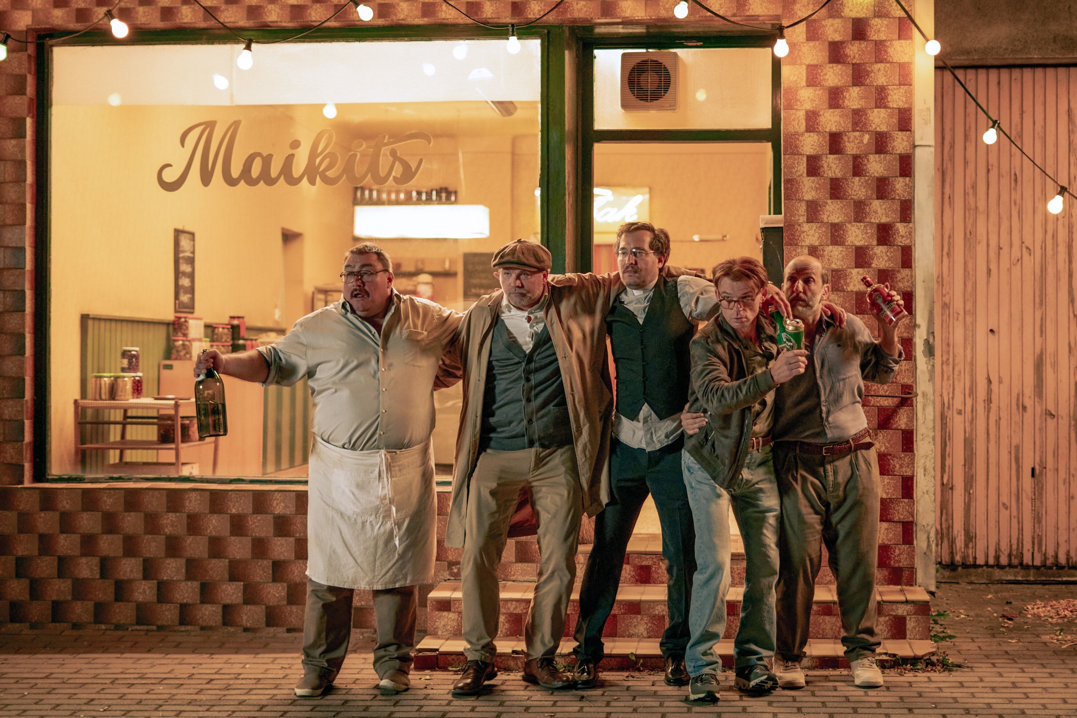 (v.li.): Christoph Krutzler (Frank Maikits), Thomas Stipsits (Sifkovits), Clemens Berndorff (David Grandits), Gerhard Liebmann (Freco Horvat), Michael Fuith (Charly Pieber) spielen zusammen in 