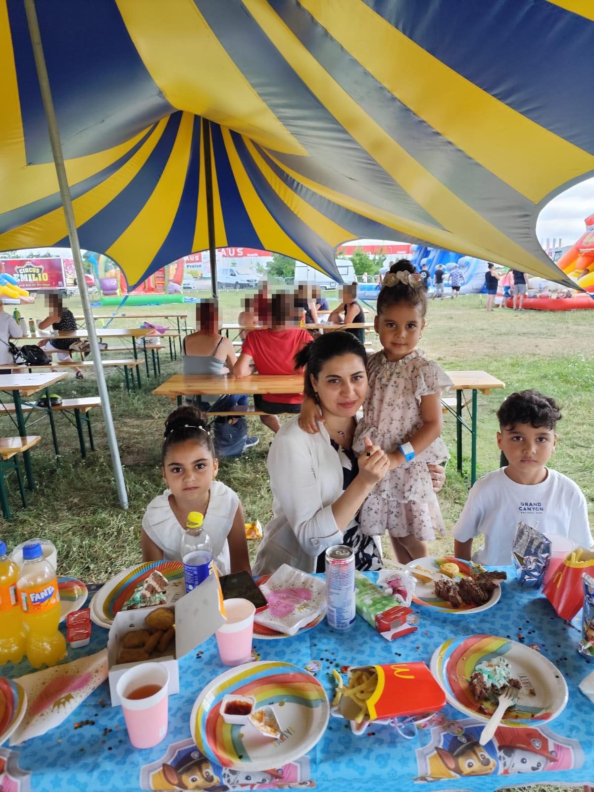 Mutter Amae B. und ihren drei Kindern droht die Abschiebung – sie geht mit einem Anwalt gegen den Gerichtsentscheid vor.