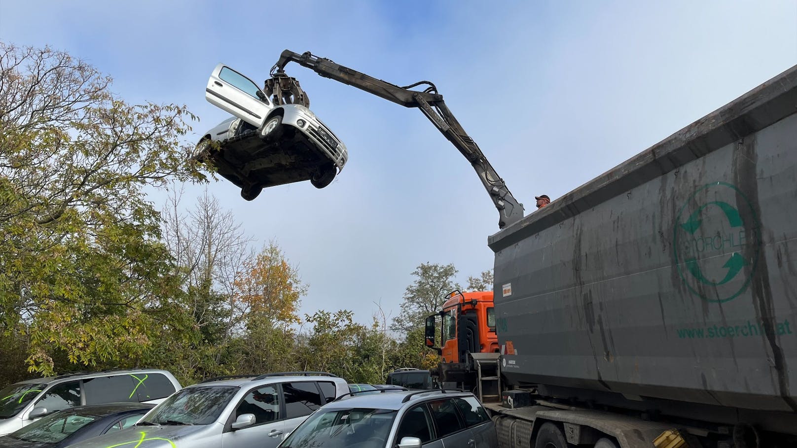 Aktion scharf! 117 illegale Schrottautos beschlagnahmt