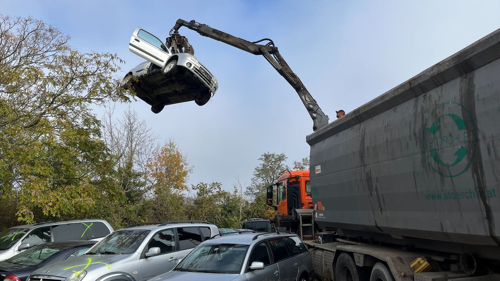 Aktion scharf! 117 illegale Schrottautos beschlagnahmt