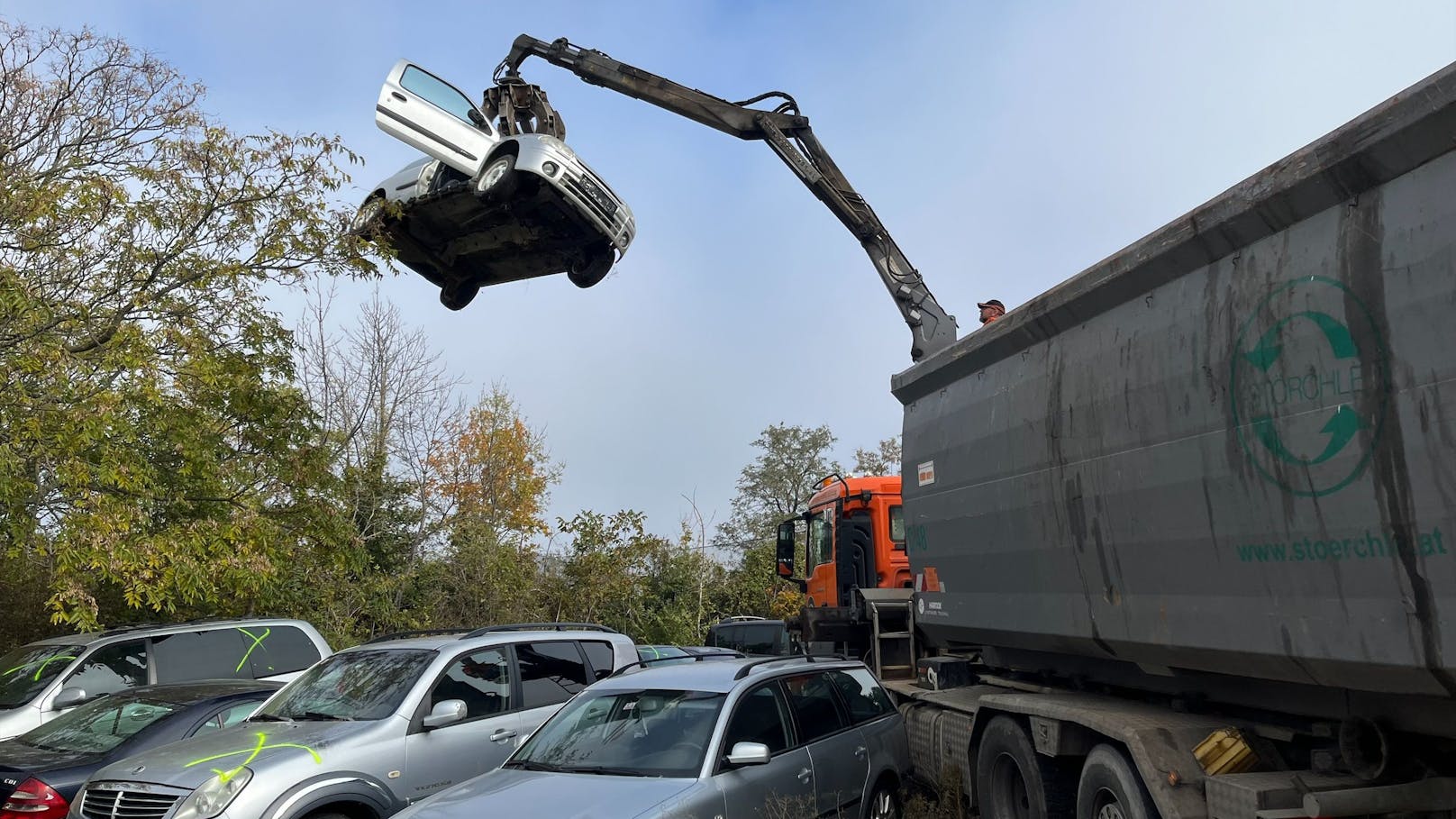 Schlag gegen illegale Altfahrzeugsammler