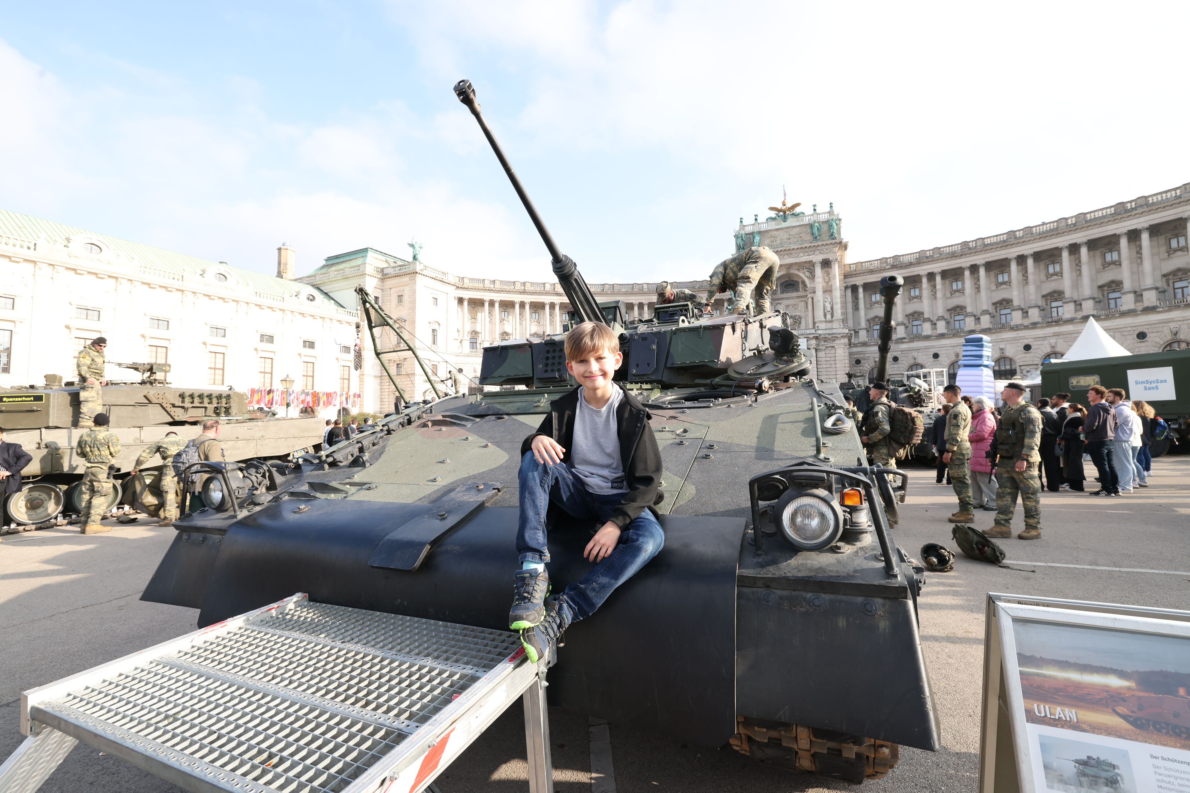 Levi (9) machte es sich auf einem Panzer bequem.