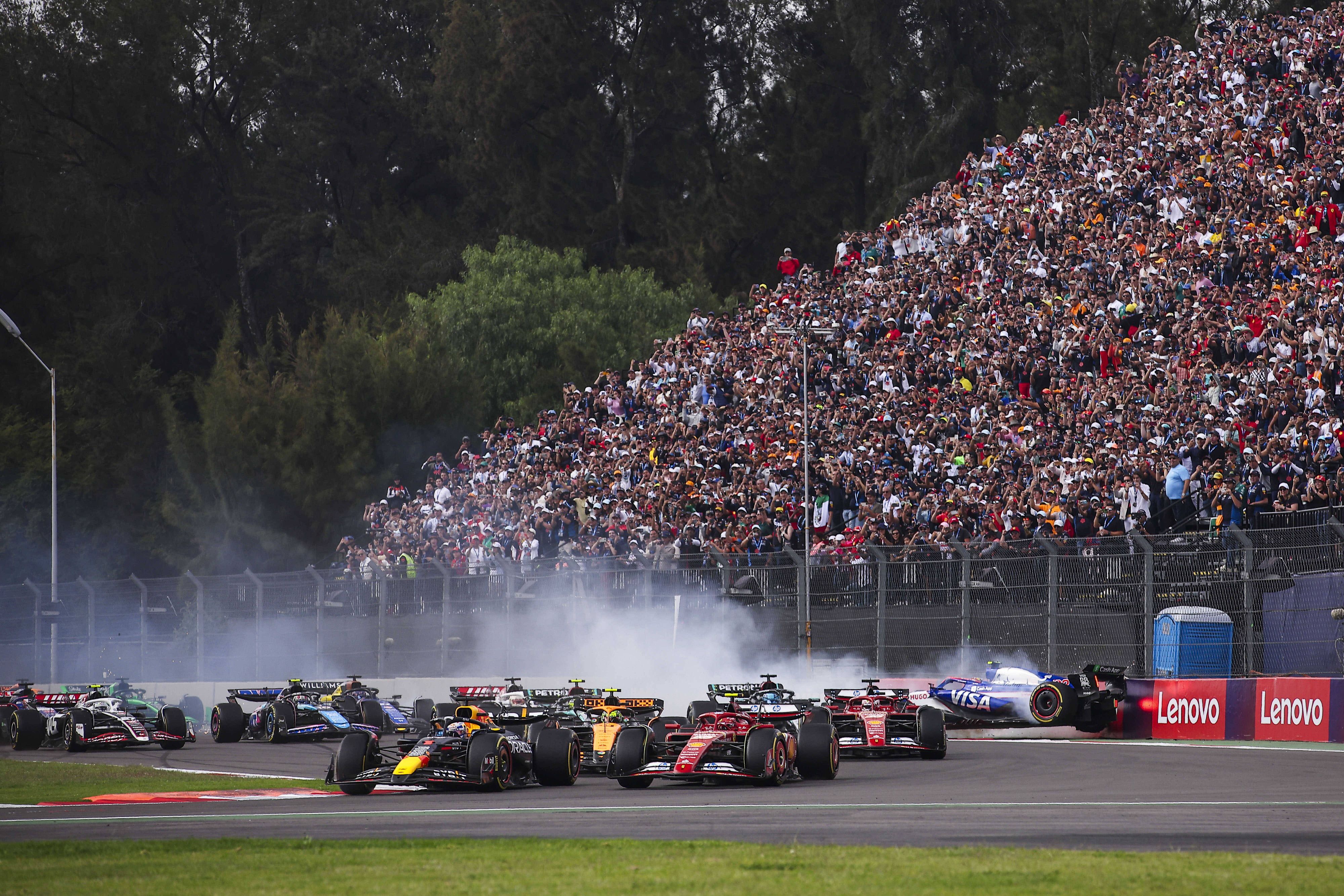 Turbulenter Start des Grand Prix von Mexiko.